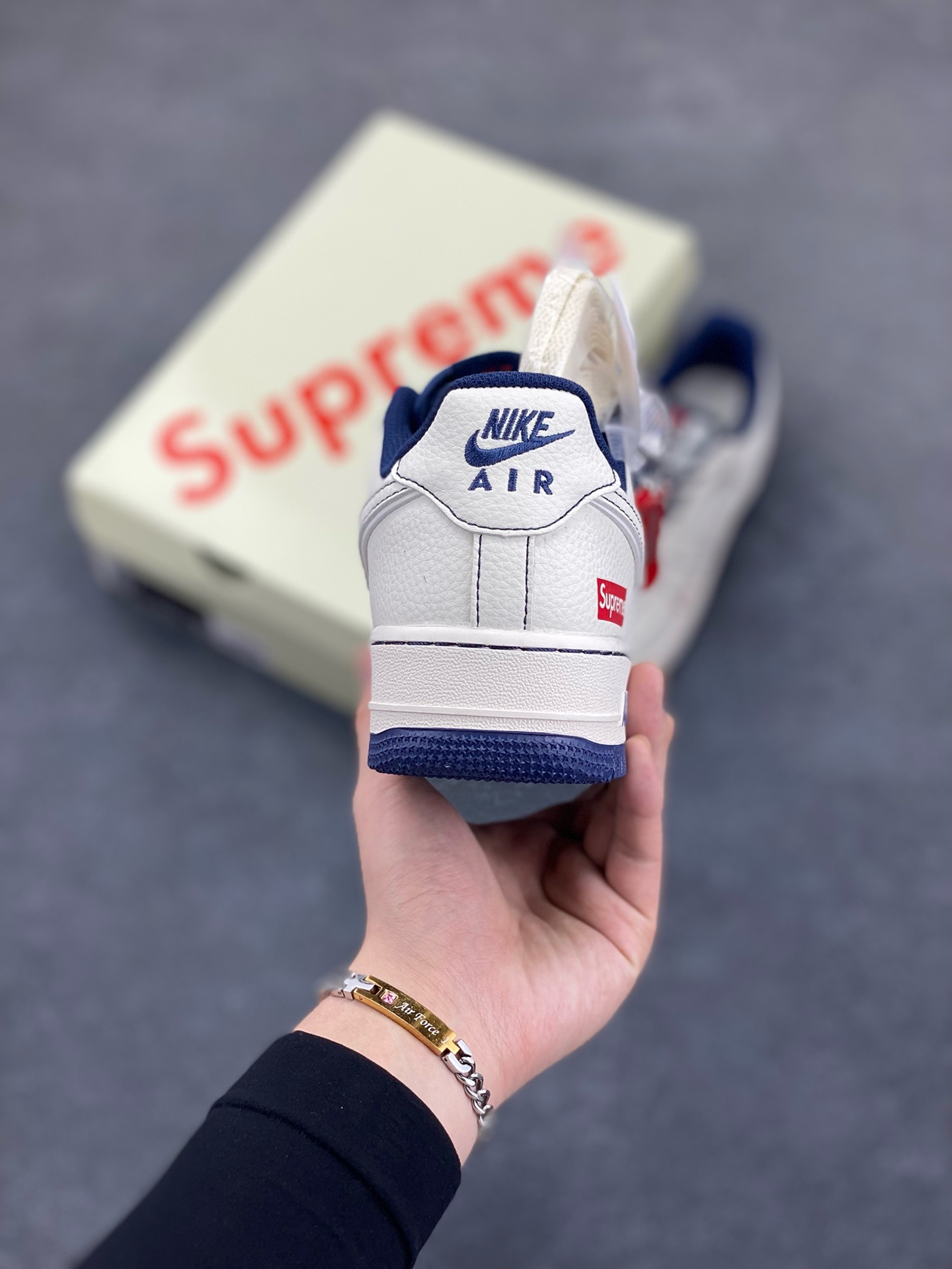 图片[4]-Nike Air Force 1 \’07 Low “Supreme联名——米蓝线小红勾”空军一号 高端定制 低帮 运动鞋 休闲鞋 折边针车 工艺难度大 原楦头原纸板 原装鞋盒 定制五金配件 内置全掌气垫 原厂鞋底 货号：HH7518-074 尺码：36 36.5 37.5 38 38.5 39 40 40.5 41 42 42.5 43 44 44.5 45-选品中心