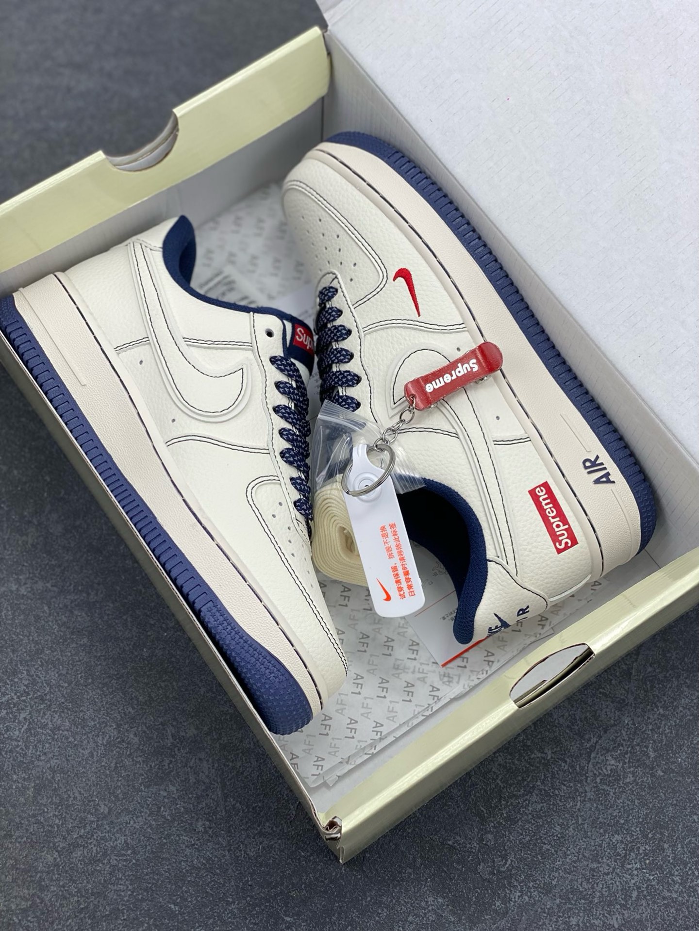 图片[9]-Nike Air Force 1 \’07 Low “Supreme联名——米蓝线小红勾”空军一号 高端定制 低帮 运动鞋 休闲鞋 折边针车 工艺难度大 原楦头原纸板 原装鞋盒 定制五金配件 内置全掌气垫 原厂鞋底 货号：HH7518-074 尺码：36 36.5 37.5 38 38.5 39 40 40.5 41 42 42.5 43 44 44.5 45-选品中心