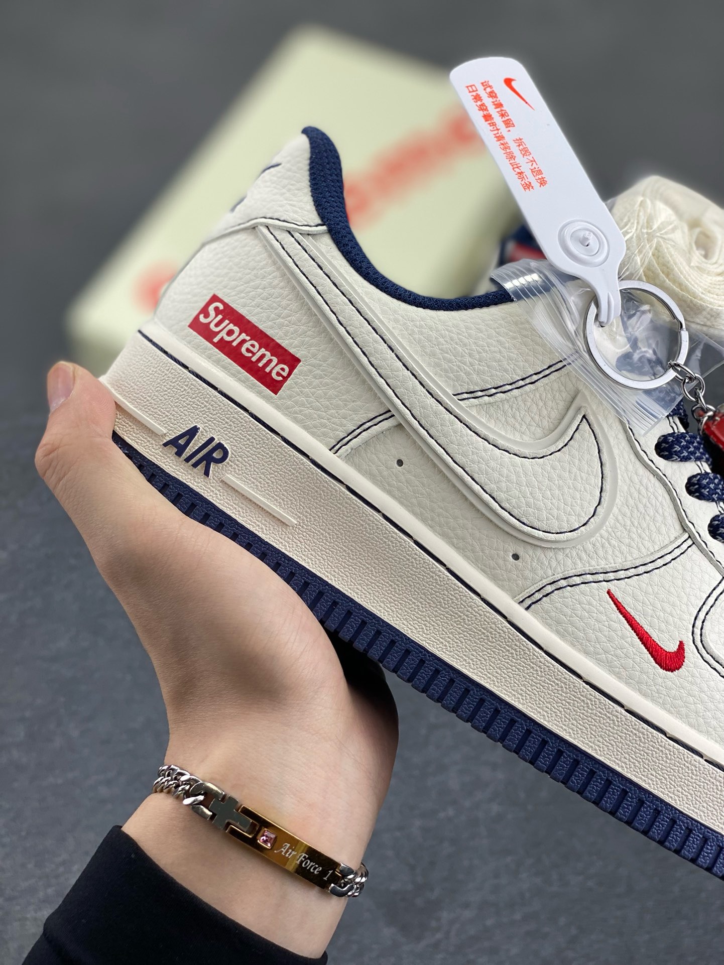 图片[6]-Nike Air Force 1 \’07 Low “Supreme联名——米蓝线小红勾”空军一号 高端定制 低帮 运动鞋 休闲鞋 折边针车 工艺难度大 原楦头原纸板 原装鞋盒 定制五金配件 内置全掌气垫 原厂鞋底 货号：HH7518-074 尺码：36 36.5 37.5 38 38.5 39 40 40.5 41 42 42.5 43 44 44.5 45-选品中心