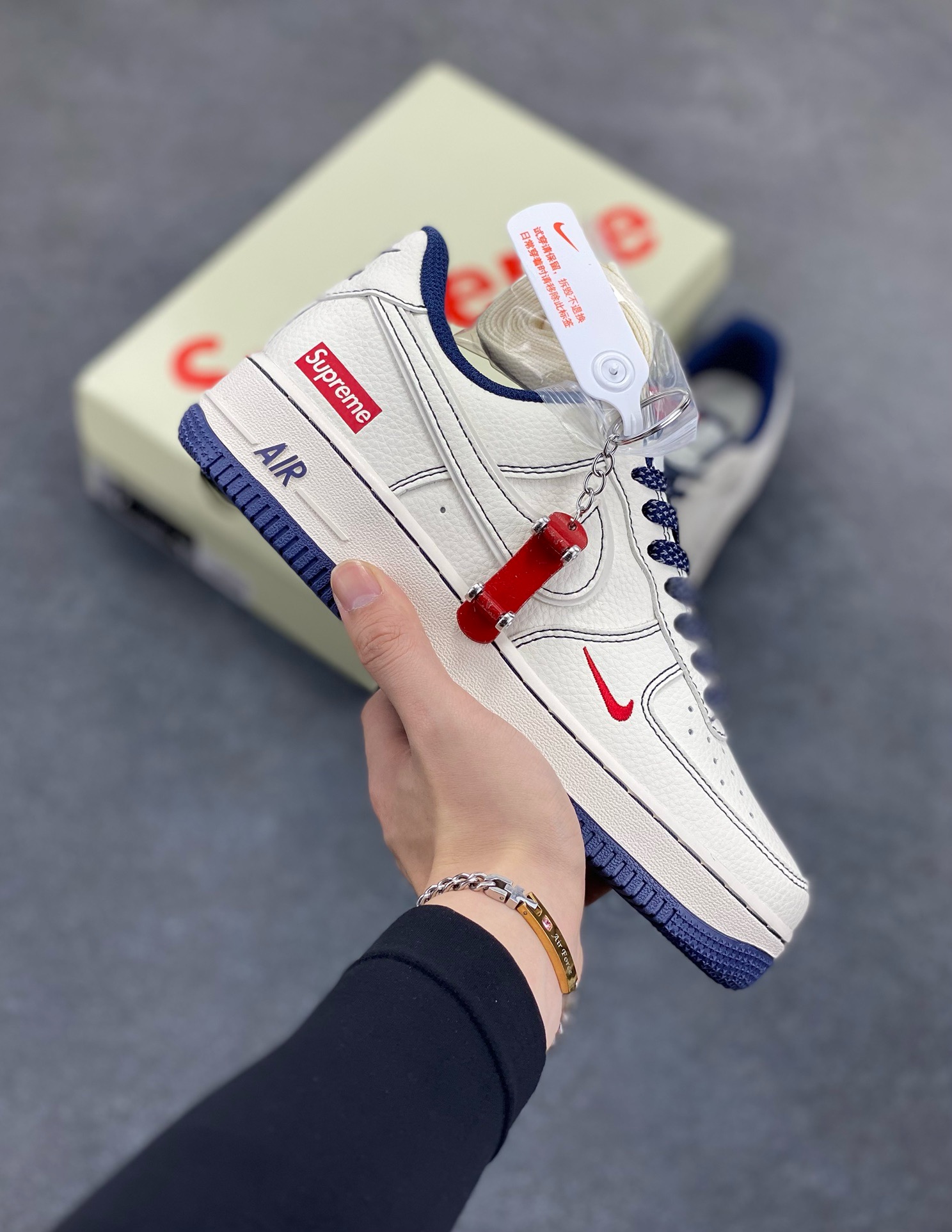 Nike Air Force 1 \'07 Low “Supreme联名——米蓝线小红勾”空军一号 高端定制 低帮 运动鞋 休闲鞋 折边针车 工艺难度大 原楦头原纸板 原装鞋盒 定制五金配件 内置全掌气垫 原厂鞋底 货号：HH7518-074 尺码：36 36.5 37.5 38 38.5 39 40 40.5 41 42 42.5 43 44 44.5 45-选品中心