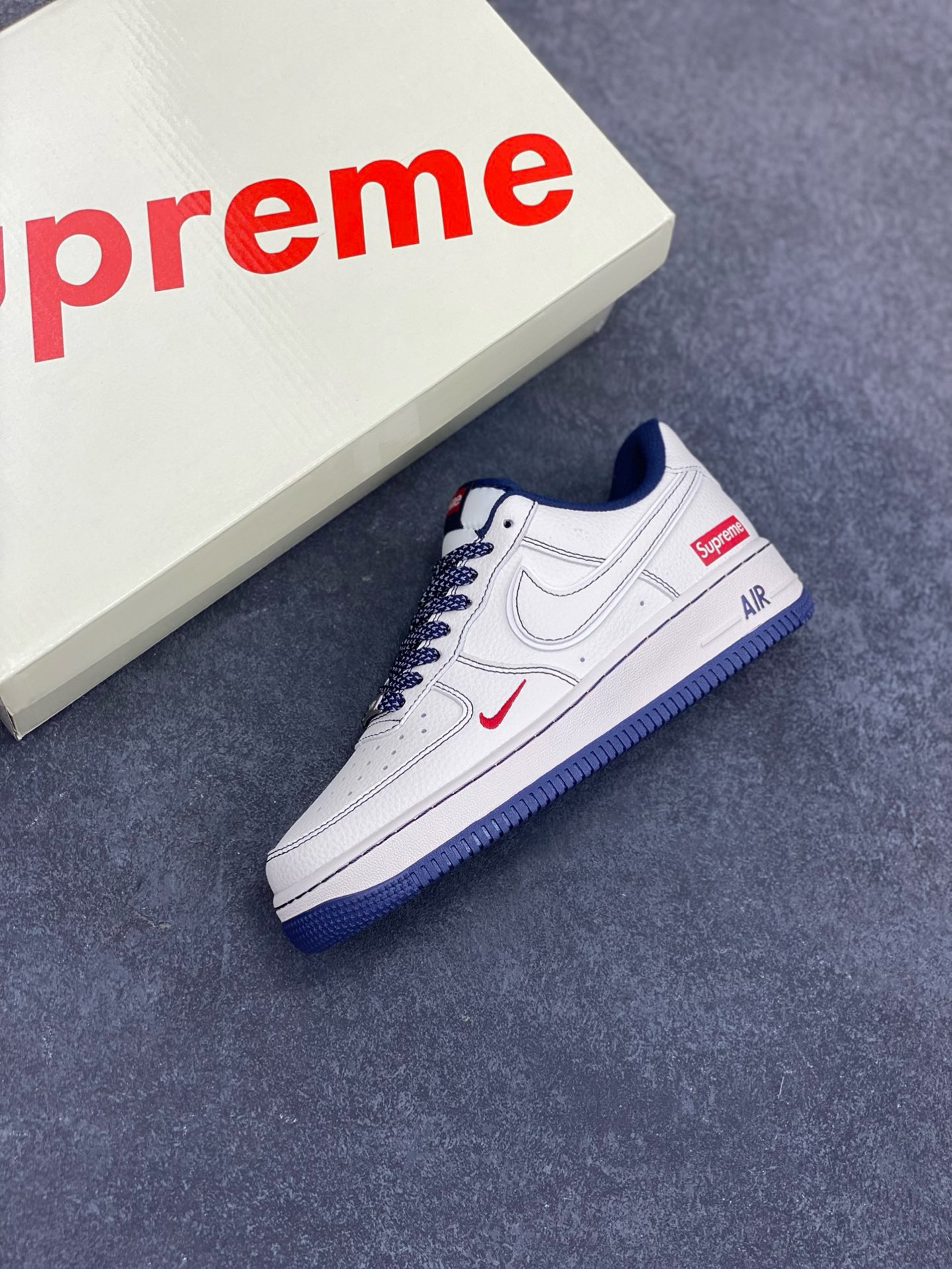 图片[7]-Nike Air Force 1 \’07 Low “Supreme联名——米蓝线小红勾”空军一号 高端定制 低帮 运动鞋 休闲鞋 折边针车 工艺难度大 原楦头原纸板 原装鞋盒 定制五金配件 内置全掌气垫 原厂鞋底 货号：HH7518-074 尺码：36 36.5 37.5 38 38.5 39 40 40.5 41 42 42.5 43 44 44.5 45-选品中心