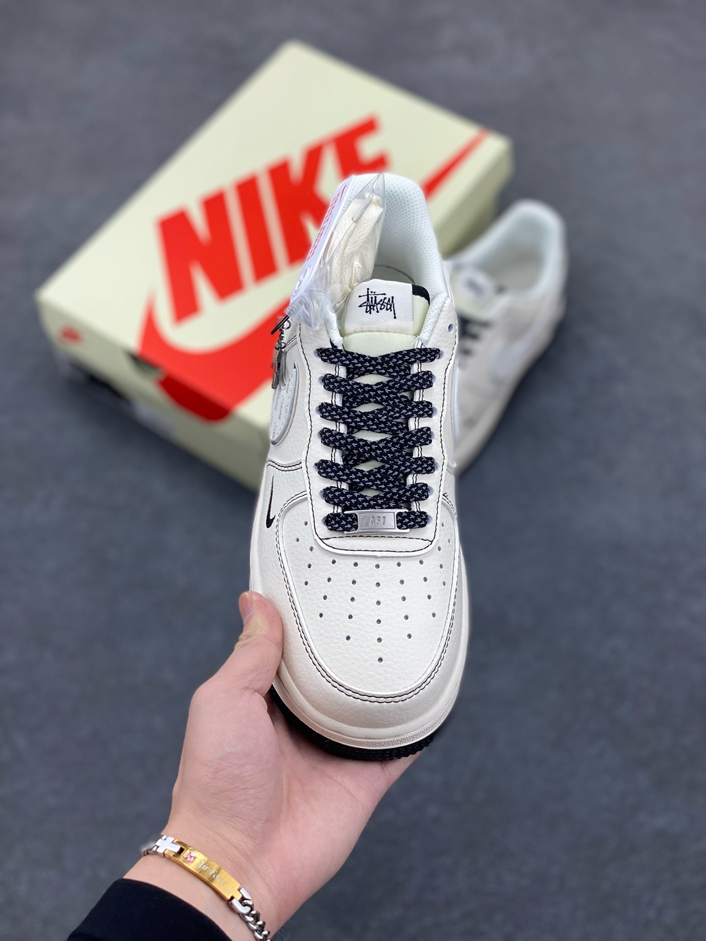 图片[2]-Nike Air Force 1 \’07 Low “斯图西联名——英文米黑亮边”空军一号 高端定制 低帮 运动鞋 休闲鞋 折边针车 工艺难度大 原楦头原纸板 原装鞋盒 定制五金配件 内置全掌气垫 原厂鞋底 货号：HH7518-040 尺码：36 36.5 37.5 38 38.5 39 40 40.5 41 42 42.5 43 44 44.5 45-选品中心
