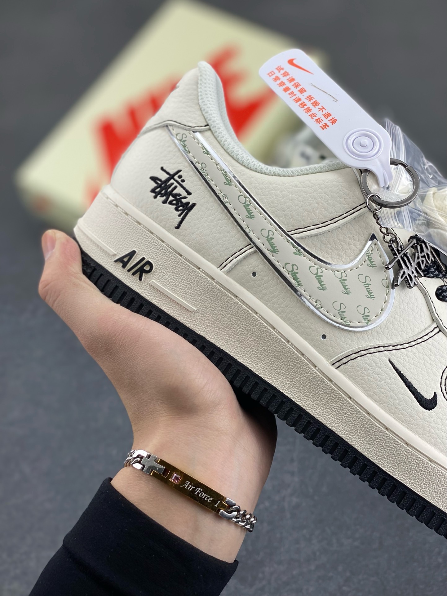 图片[6]-Nike Air Force 1 \’07 Low “斯图西联名——英文米黑亮边”空军一号 高端定制 低帮 运动鞋 休闲鞋 折边针车 工艺难度大 原楦头原纸板 原装鞋盒 定制五金配件 内置全掌气垫 原厂鞋底 货号：HH7518-040 尺码：36 36.5 37.5 38 38.5 39 40 40.5 41 42 42.5 43 44 44.5 45-选品中心