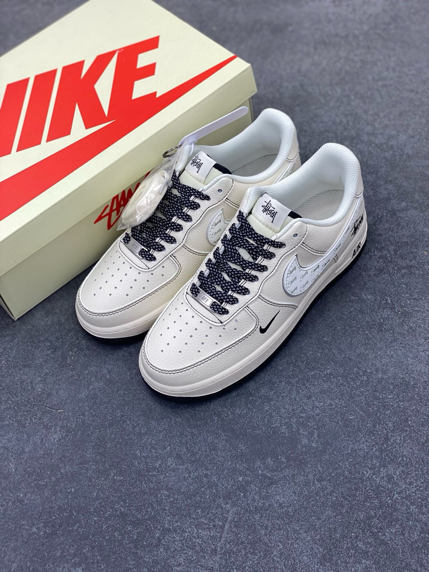 图片[8]-Nike Air Force 1 \’07 Low “斯图西联名——英文米黑亮边”空军一号 高端定制 低帮 运动鞋 休闲鞋 折边针车 工艺难度大 原楦头原纸板 原装鞋盒 定制五金配件 内置全掌气垫 原厂鞋底 货号：HH7518-040 尺码：36 36.5 37.5 38 38.5 39 40 40.5 41 42 42.5 43 44 44.5 45-选品中心