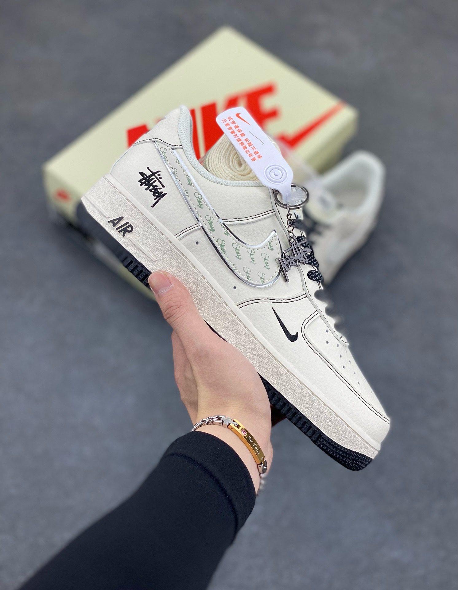 Nike Air Force 1 \’07 Low “斯图西联名——英文米黑亮边”空军一号 高端定制 低帮 运动鞋 休闲鞋 折边针车 工艺难度大 原楦头原纸板 原装鞋盒 定制五金配件 内置全掌气垫 原厂鞋底 货号：HH7518-040 尺码：36 36.5 37.5 38 38.5 39 40 40.5 41 42 42.5 43 44 44.5 45-选品中心