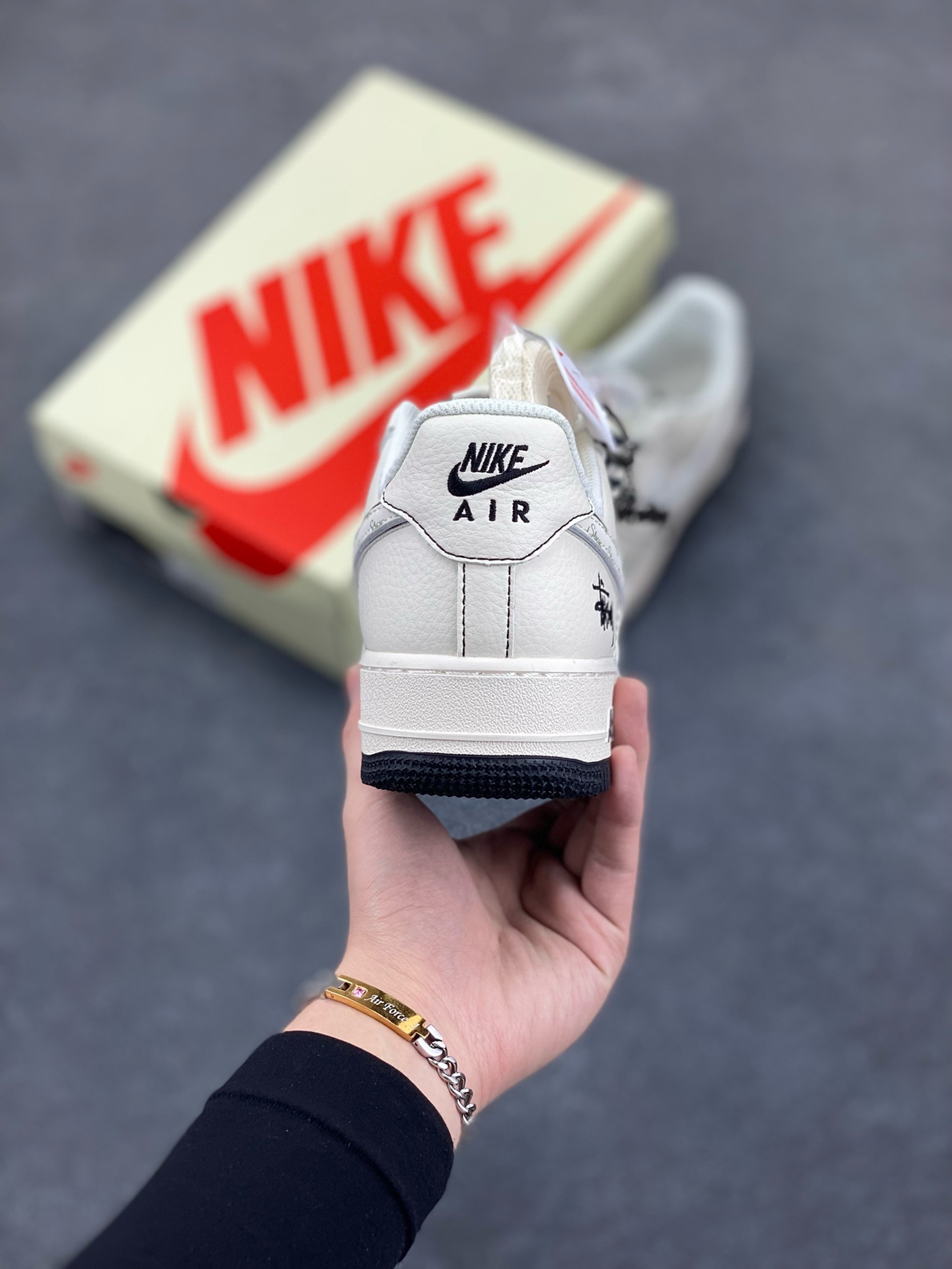 图片[4]-Nike Air Force 1 \’07 Low “斯图西联名——英文米黑亮边”空军一号 高端定制 低帮 运动鞋 休闲鞋 折边针车 工艺难度大 原楦头原纸板 原装鞋盒 定制五金配件 内置全掌气垫 原厂鞋底 货号：HH7518-040 尺码：36 36.5 37.5 38 38.5 39 40 40.5 41 42 42.5 43 44 44.5 45-选品中心