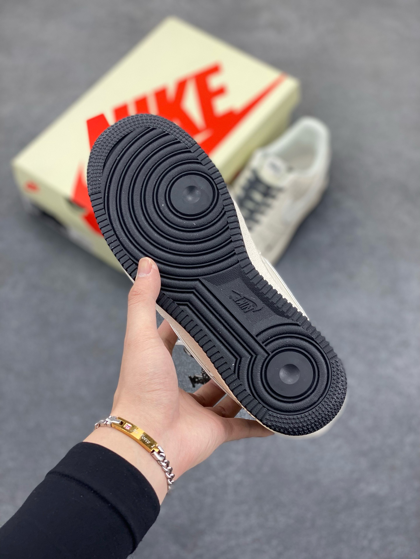 图片[5]-Nike Air Force 1 \’07 Low “斯图西联名——英文米黑亮边”空军一号 高端定制 低帮 运动鞋 休闲鞋 折边针车 工艺难度大 原楦头原纸板 原装鞋盒 定制五金配件 内置全掌气垫 原厂鞋底 货号：HH7518-040 尺码：36 36.5 37.5 38 38.5 39 40 40.5 41 42 42.5 43 44 44.5 45-选品中心