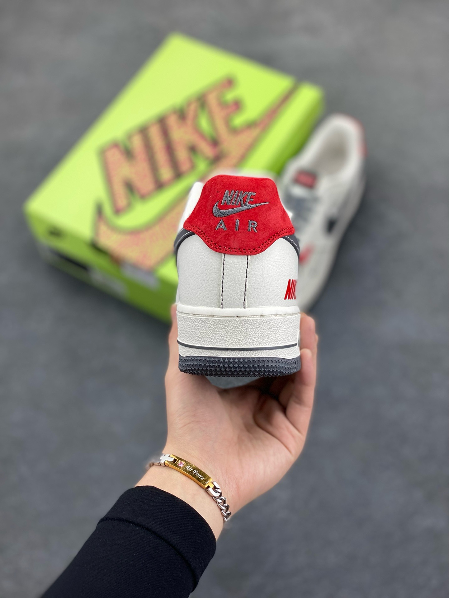 工厂套现🎉 福利特价💰95
原本地260版本
海外爆款限量发售!高端定制Nike Air Force 1 '07 Low NIKE联名——— 三小钩白灰红 高端定制 低帮休闲板鞋 定制鞋盒 大厂纯原品质出货 超高清洁度 皮料切割干净无任何毛边 细节完美
货号:KY8899-101
Size:36 36.5 37.5 38 38.5 39 40 40.5 41 42 42.5 43 44 44.5 45