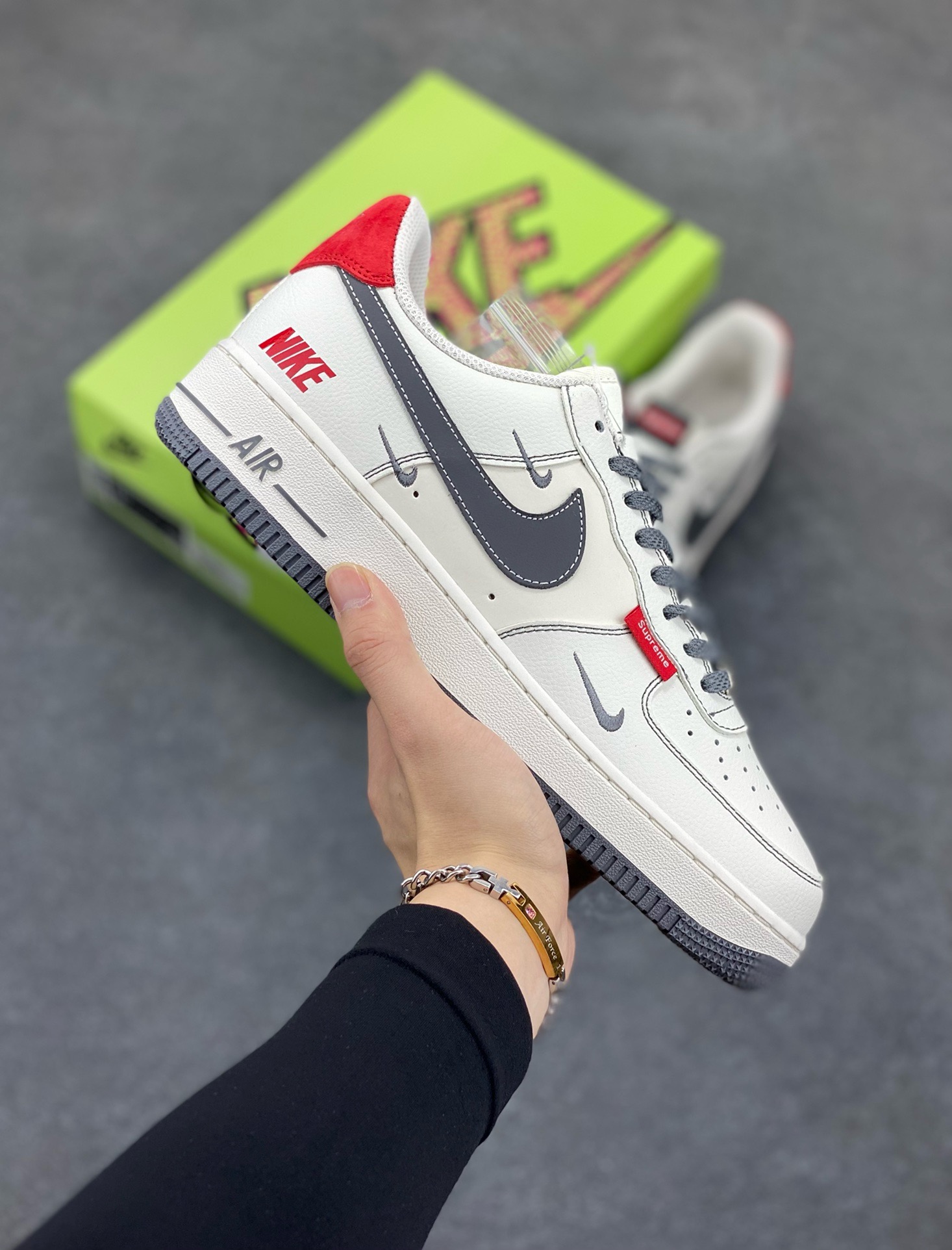 工厂套现🎉 福利特价💰95
原本地260版本
海外爆款限量发售!高端定制Nike Air Force 1 '07 Low NIKE联名——— 三小钩白灰红 高端定制 低帮休闲板鞋 定制鞋盒 大厂纯原品质出货 超高清洁度 皮料切割干净无任何毛边 细节完美
货号:KY8899-101
Size:36 36.5 37.5 38 38.5 39 40 40.5 41 42 42.5 43 44 44.5 45