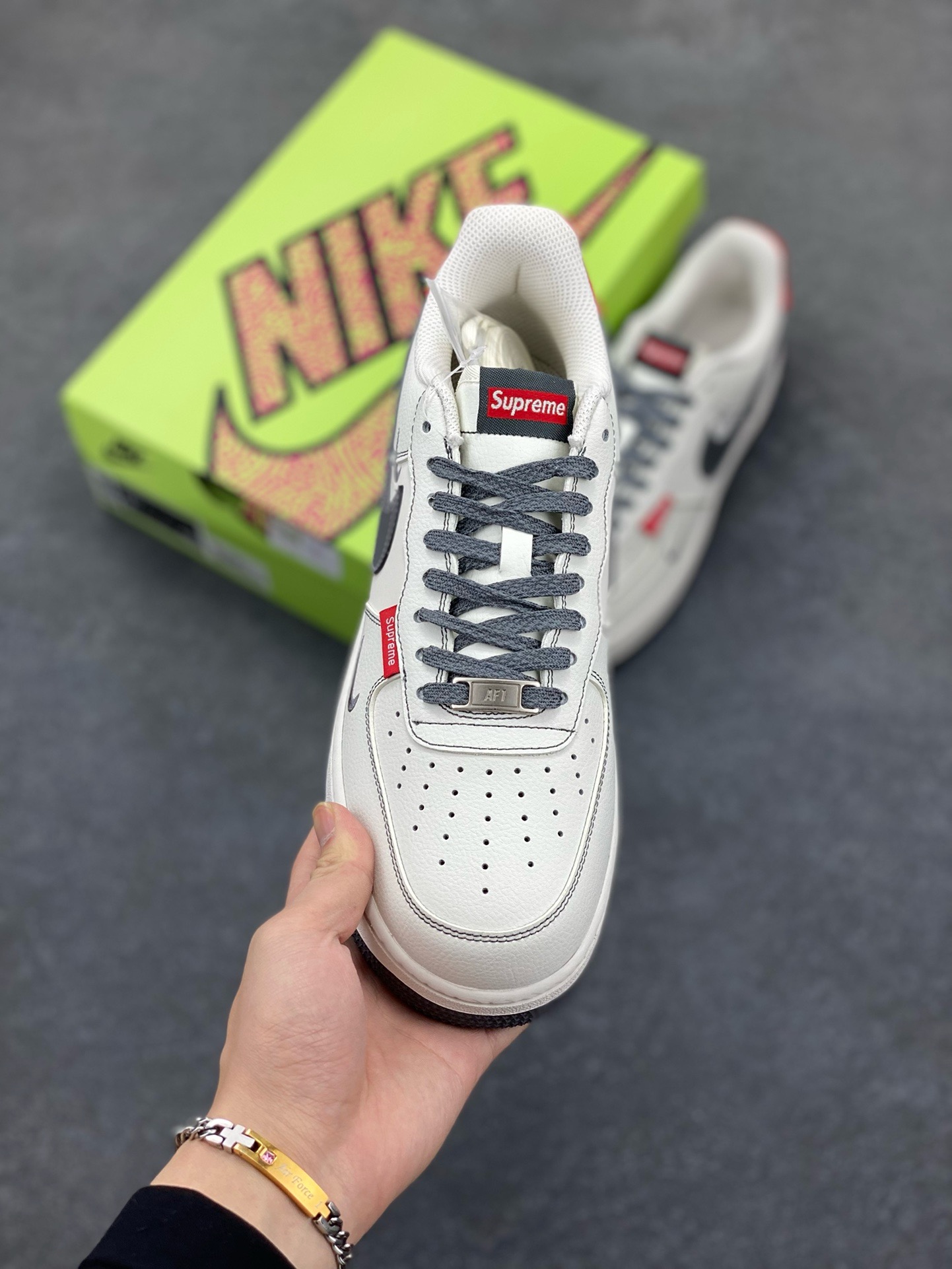 工厂套现🎉 福利特价💰95
原本地260版本
海外爆款限量发售!高端定制Nike Air Force 1 '07 Low NIKE联名——— 三小钩白灰红 高端定制 低帮休闲板鞋 定制鞋盒 大厂纯原品质出货 超高清洁度 皮料切割干净无任何毛边 细节完美
货号:KY8899-101
Size:36 36.5 37.5 38 38.5 39 40 40.5 41 42 42.5 43 44 44.5 45