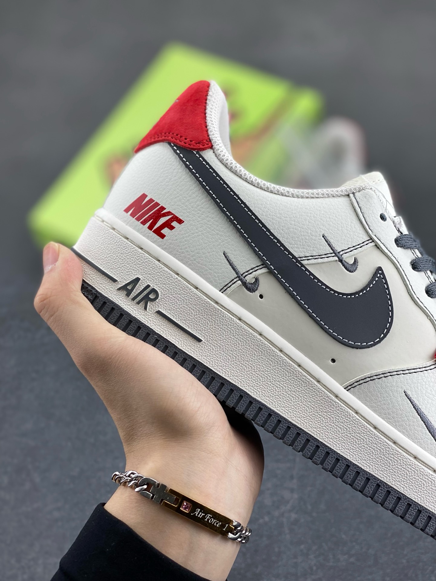 工厂套现🎉 福利特价💰95
原本地260版本
海外爆款限量发售!高端定制Nike Air Force 1 '07 Low NIKE联名——— 三小钩白灰红 高端定制 低帮休闲板鞋 定制鞋盒 大厂纯原品质出货 超高清洁度 皮料切割干净无任何毛边 细节完美
货号:KY8899-101
Size:36 36.5 37.5 38 38.5 39 40 40.5 41 42 42.5 43 44 44.5 45