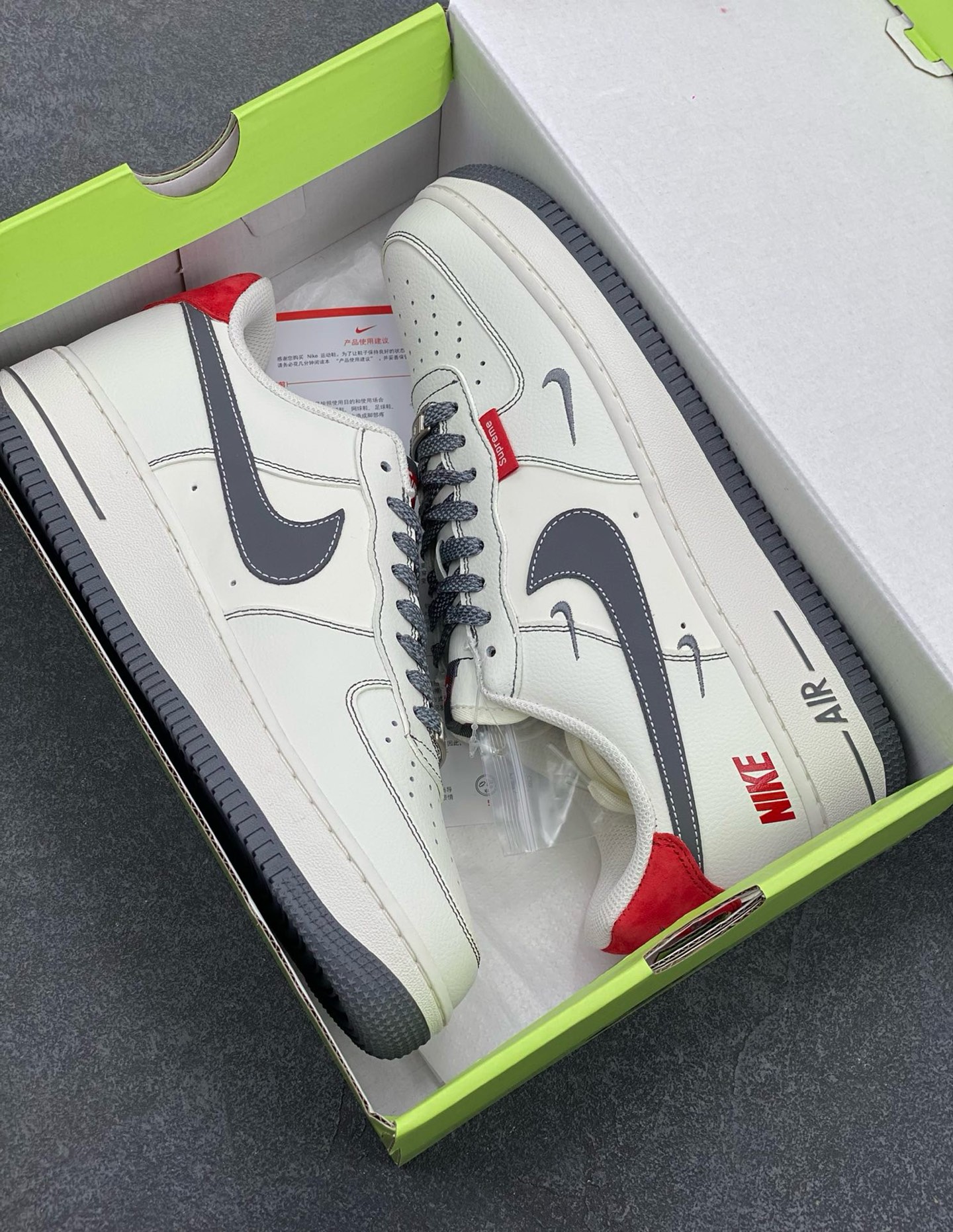 图片[9]-福利特价 高端定制Nike Air Force 1 \’07 Low NIKE联名——— 三小钩白灰红 高端定制 低帮休闲板鞋 定制鞋盒 大厂纯原品质出货 超高清洁度 皮料切割干净无任何毛边 细节完美 货号：KY8899-101 尺码：36 36.5 37.5 38 38.5 39 40 40.5 41 42 42.5 43 44 44.5 45-选品中心