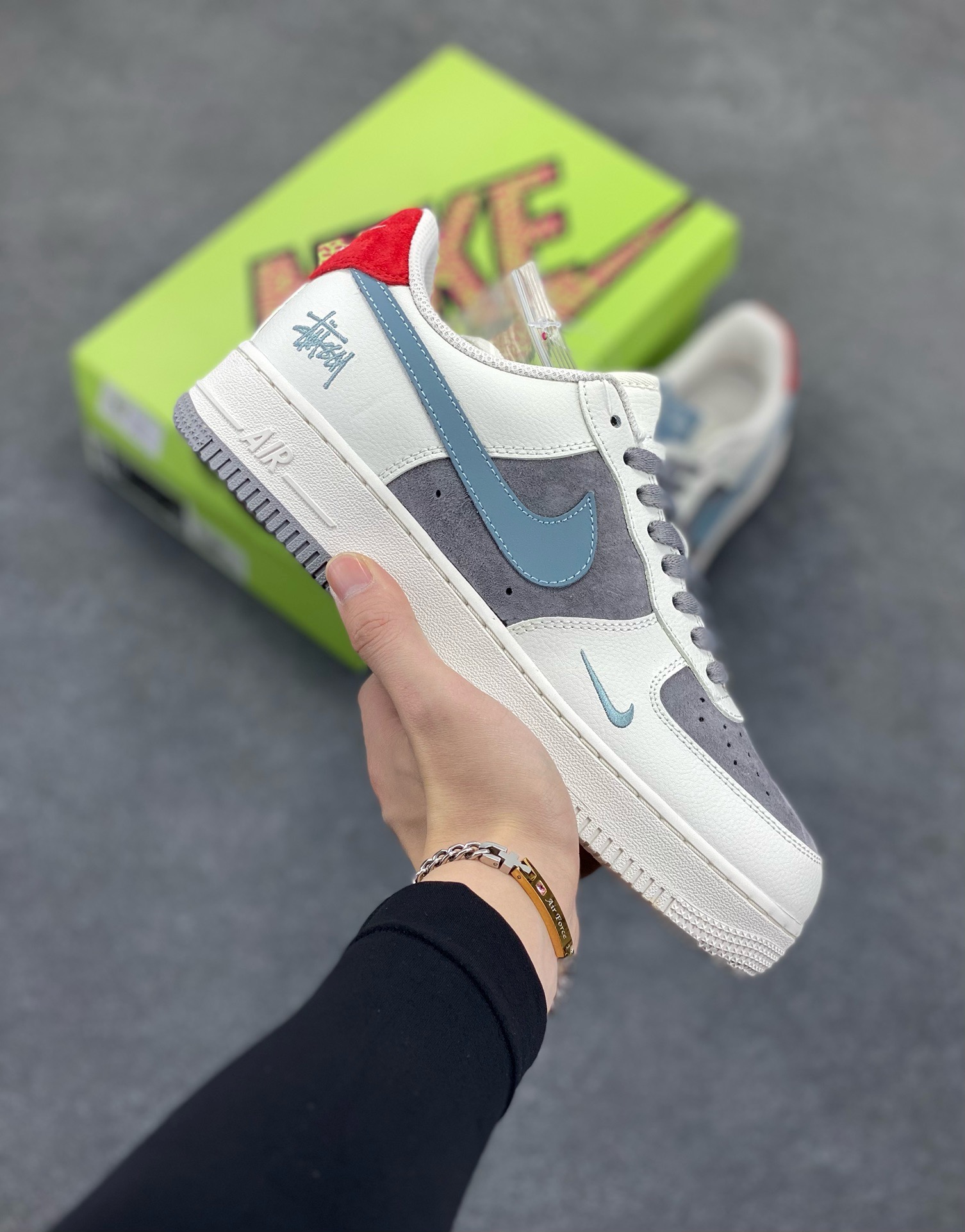 工厂套现🎉 福利特价💰95
原本地260版本
Nike Air Force 1 '07 Low 斯图西联名———奶白灰蓝钩高端定制 低帮休闲板鞋 定制鞋盒 大厂纯原品质出货 超高清洁度 皮料切割干净无任何毛边 细节完美
货号:KY8899-102
Size:36 36.5 37.5 38 38.5 39 40 40.5 41 42 42.5 43 44 44.5 45