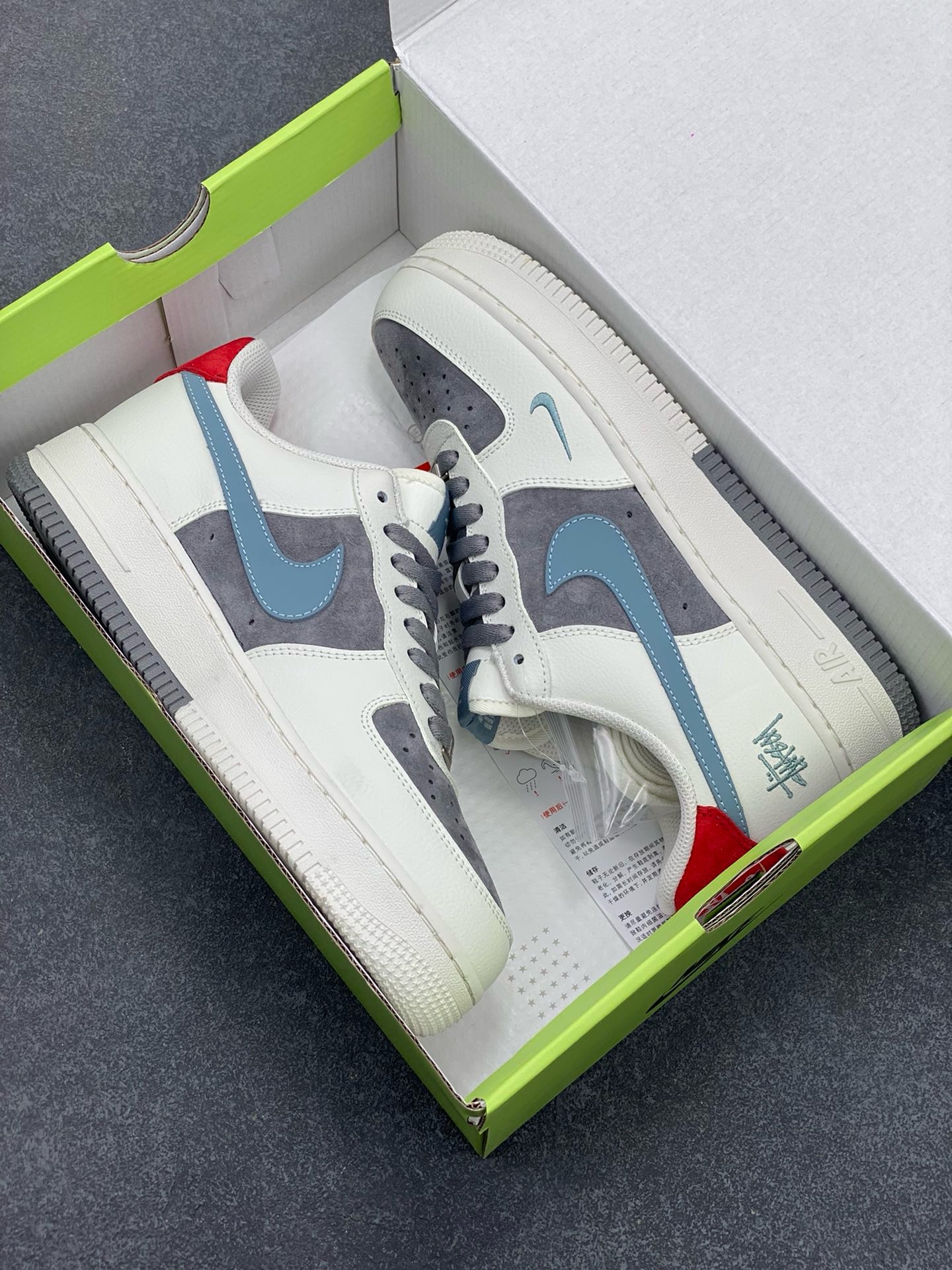 图片[9]-福利特价 Nike Air Force 1 \’07 Low 斯图西联名———奶白灰蓝钩高端定制 低帮休闲板鞋 定制鞋盒 大厂纯原品质出货 超高清洁度 皮料切割干净无任何毛边 细节完美 货号：KY8899-102 尺码：36 36.5 37.5 38 38.5 39 40 40.5 41 42 42.5 43 44 44.5 45-选品中心