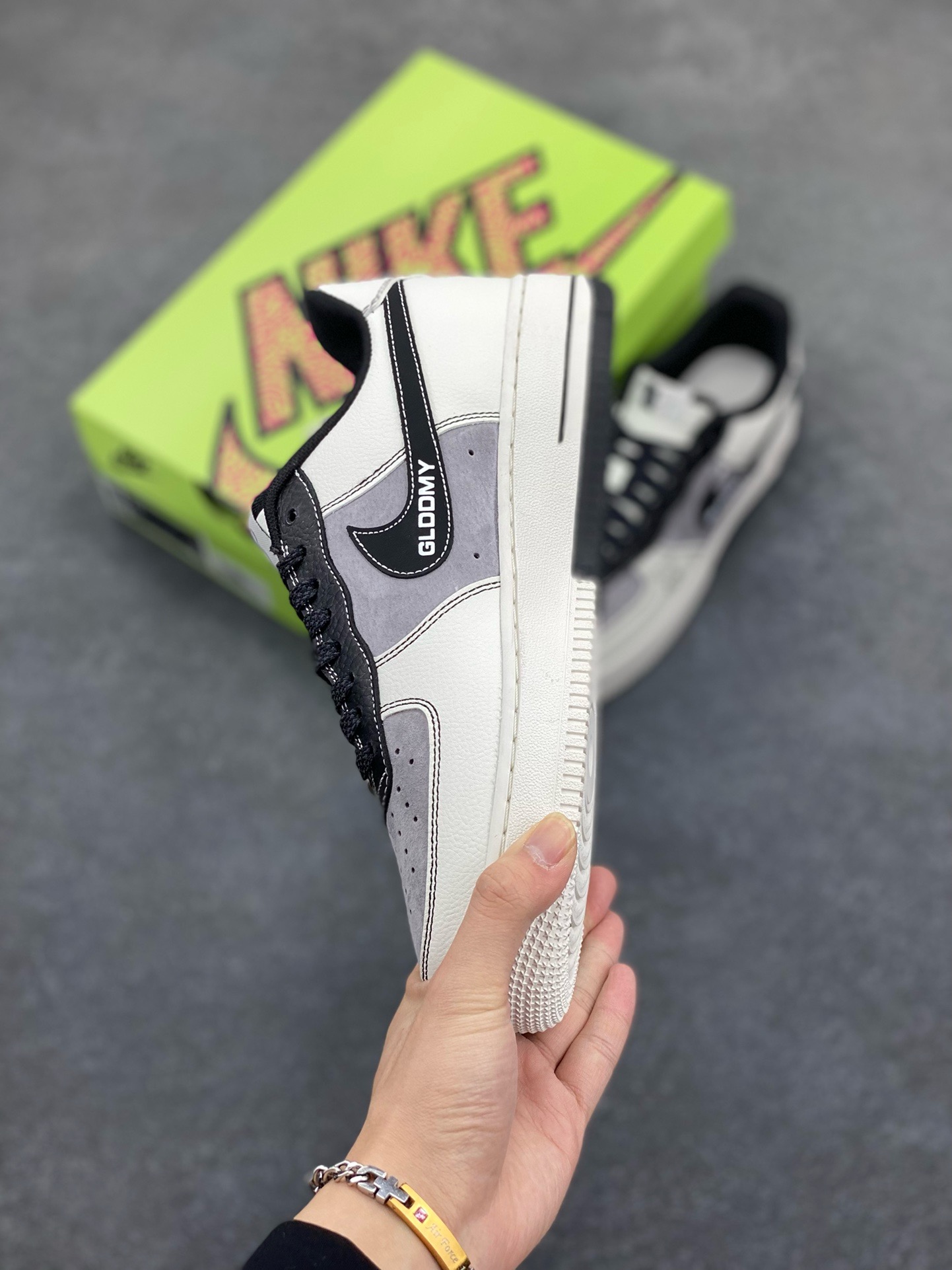 图片[3]-福利特价 高端定制Nike Air Force 1 \’07 Low 暴力熊联名——— 三小钩白黑印花 高端定制 低帮休闲板鞋 定制鞋盒 大厂纯原品质出货 超高清洁度 皮料切割干净无任何毛边 细节完美 货号：KY8899-103 尺码：36 36.5 37.5 38 38.5 39 40 40.5 41 42 42.5 43 44 44.5 45-选品中心