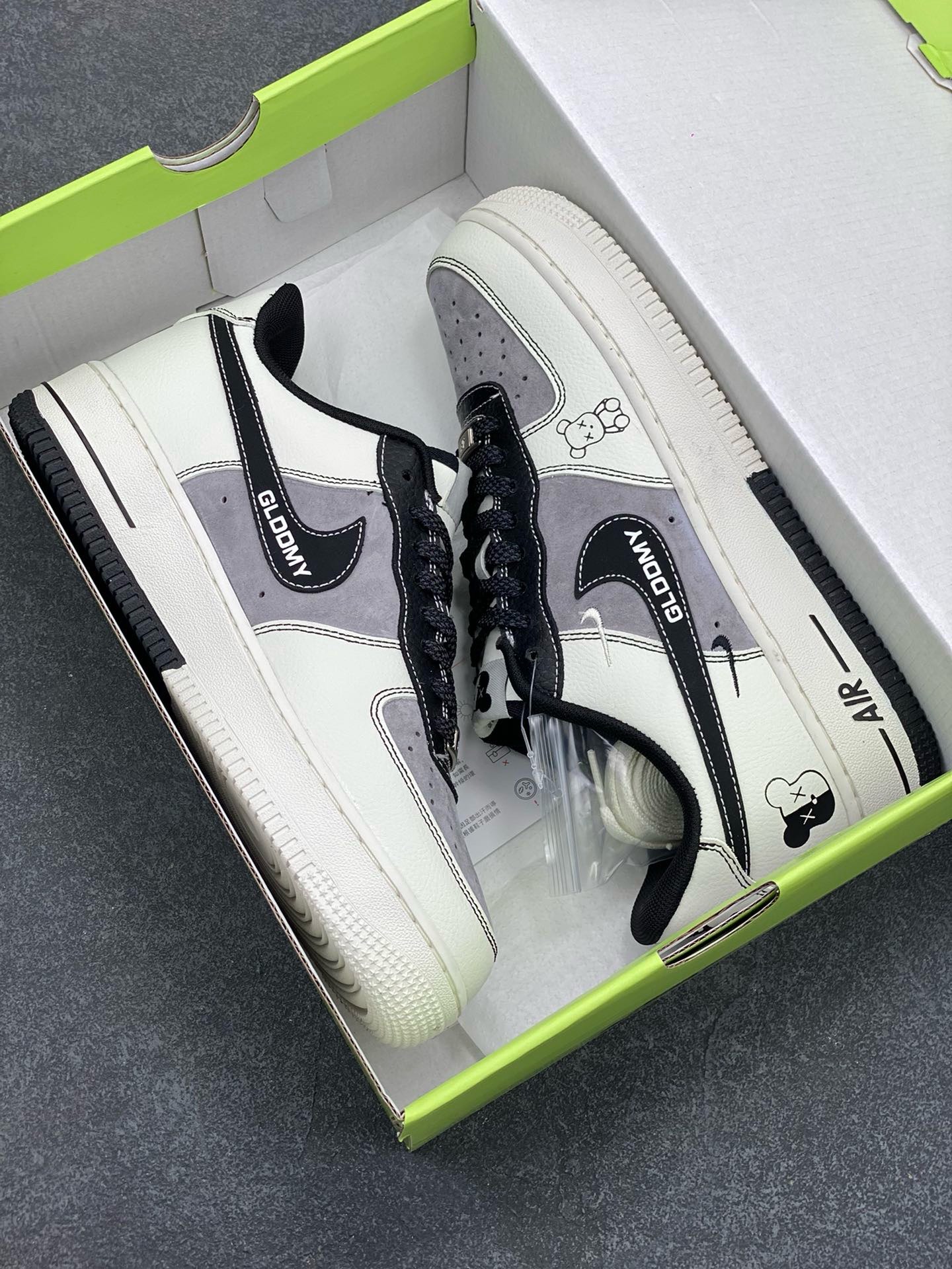 图片[9]-福利特价 高端定制Nike Air Force 1 \’07 Low 暴力熊联名——— 三小钩白黑印花 高端定制 低帮休闲板鞋 定制鞋盒 大厂纯原品质出货 超高清洁度 皮料切割干净无任何毛边 细节完美 货号：KY8899-103 尺码：36 36.5 37.5 38 38.5 39 40 40.5 41 42 42.5 43 44 44.5 45-选品中心