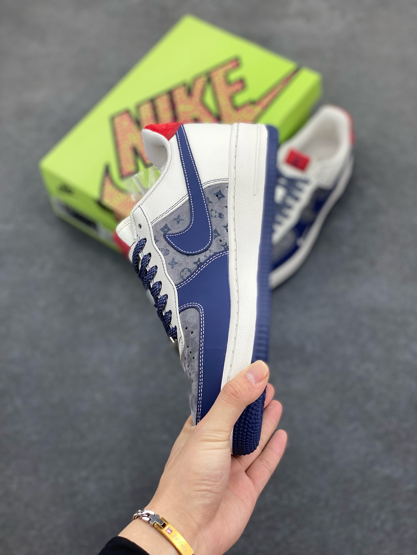 图片[3]-福利特价 高端定制Nike Air Force 1 \’07 Low 暴力熊联名——— 三钩深蓝灰印花 高端定制 低帮休闲板鞋 定制鞋盒 大厂纯原品质出货 超高清洁度 皮料切割干净无任何毛边 细节完美 货号：KY8899-104 尺码：36 36.5 37.5 38 38.5 39 40 40.5 41 42 42.5 43 44 44.5 45-选品中心