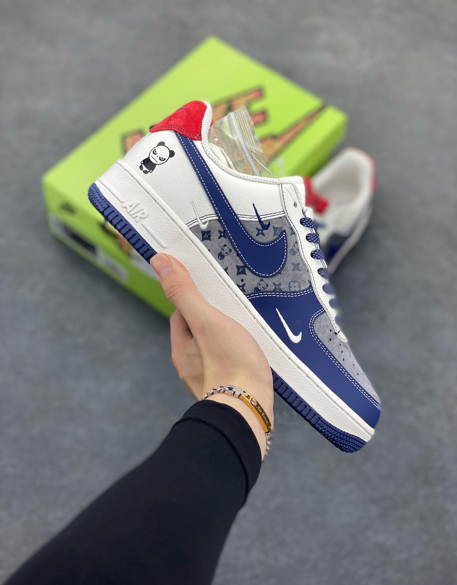工厂套现🎉 福利特价💰95
原本地260版本
海外爆款限量发售!高端定制Nike Air Force 1 '07 Low 暴力熊联名——— 三钩深蓝灰印花 高端定制 低帮休闲板鞋 定制鞋盒 大厂纯原品质出货 超高清洁度 皮料切割干净无任何毛边 细节完美
货号:KY8899-104
Size:36 36.5 37.5 38 38.5 39 40 40.5 41 42 42.5 43 44 44.5 45