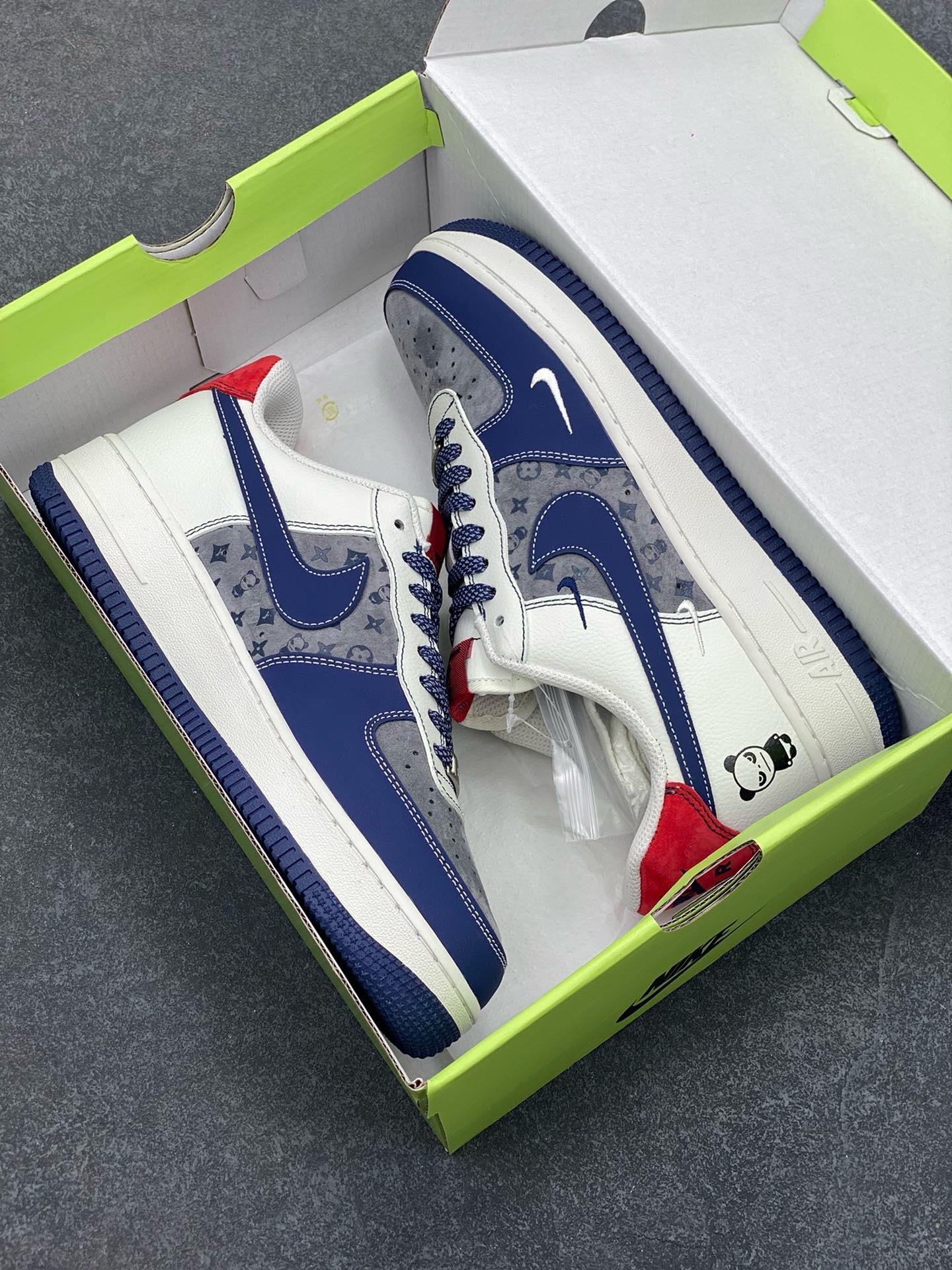 图片[9]-福利特价 高端定制Nike Air Force 1 \’07 Low 暴力熊联名——— 三钩深蓝灰印花 高端定制 低帮休闲板鞋 定制鞋盒 大厂纯原品质出货 超高清洁度 皮料切割干净无任何毛边 细节完美 货号：KY8899-104 尺码：36 36.5 37.5 38 38.5 39 40 40.5 41 42 42.5 43 44 44.5 45-选品中心