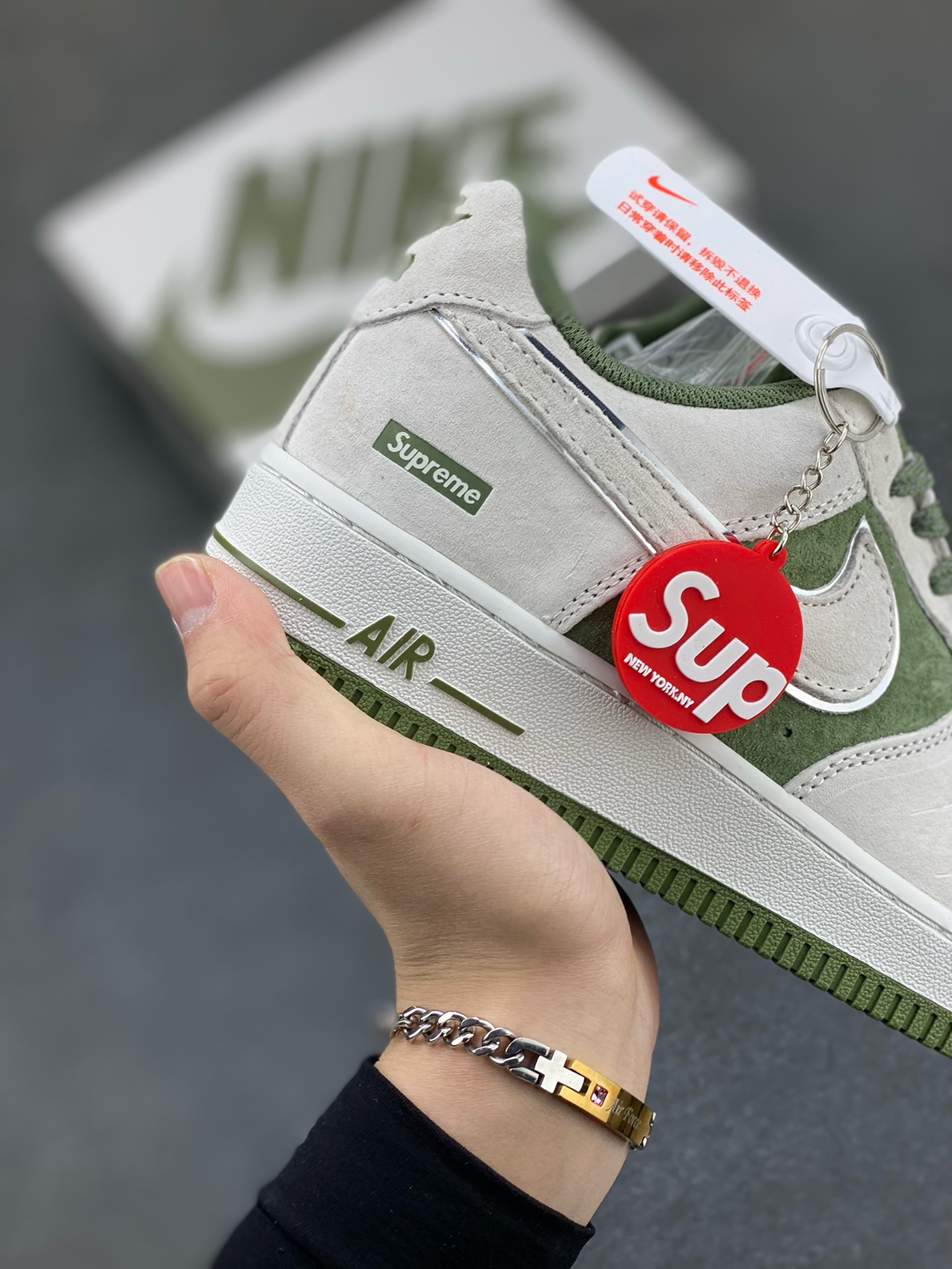 图片[6]-福利特价   Nike Air Force 1 07 Low “灰绿”全麂皮supreme联名秋冬 空军一号低帮休闲板鞋 3M反光 定制皮料 原盒原包装 原楦头原纸板 纯正版型 正品NFC感应芯片 内置全掌气垫 货号：ME2392-106 尺码：36 36.5 37.5 38 38.5 39 40 40.5 41 42 42.5 43 44 44.5 45-选品中心