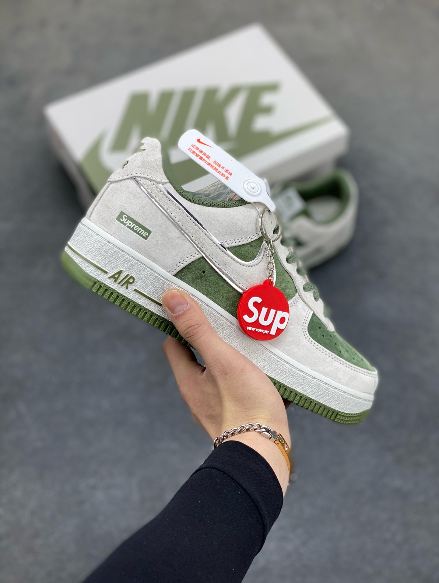 福利特价   Nike Air Force 1 07 Low “灰绿”全麂皮supreme联名秋冬 空军一号低帮休闲板鞋 3M反光 定制皮料 原盒原包装 原楦头原纸板 纯正版型 正品NFC感应芯片 内置全掌气垫 货号：ME2392-106 尺码：36 36.5 37.5 38 38.5 39 40 40.5 41 42 42.5 43 44 44.5 45-选品中心