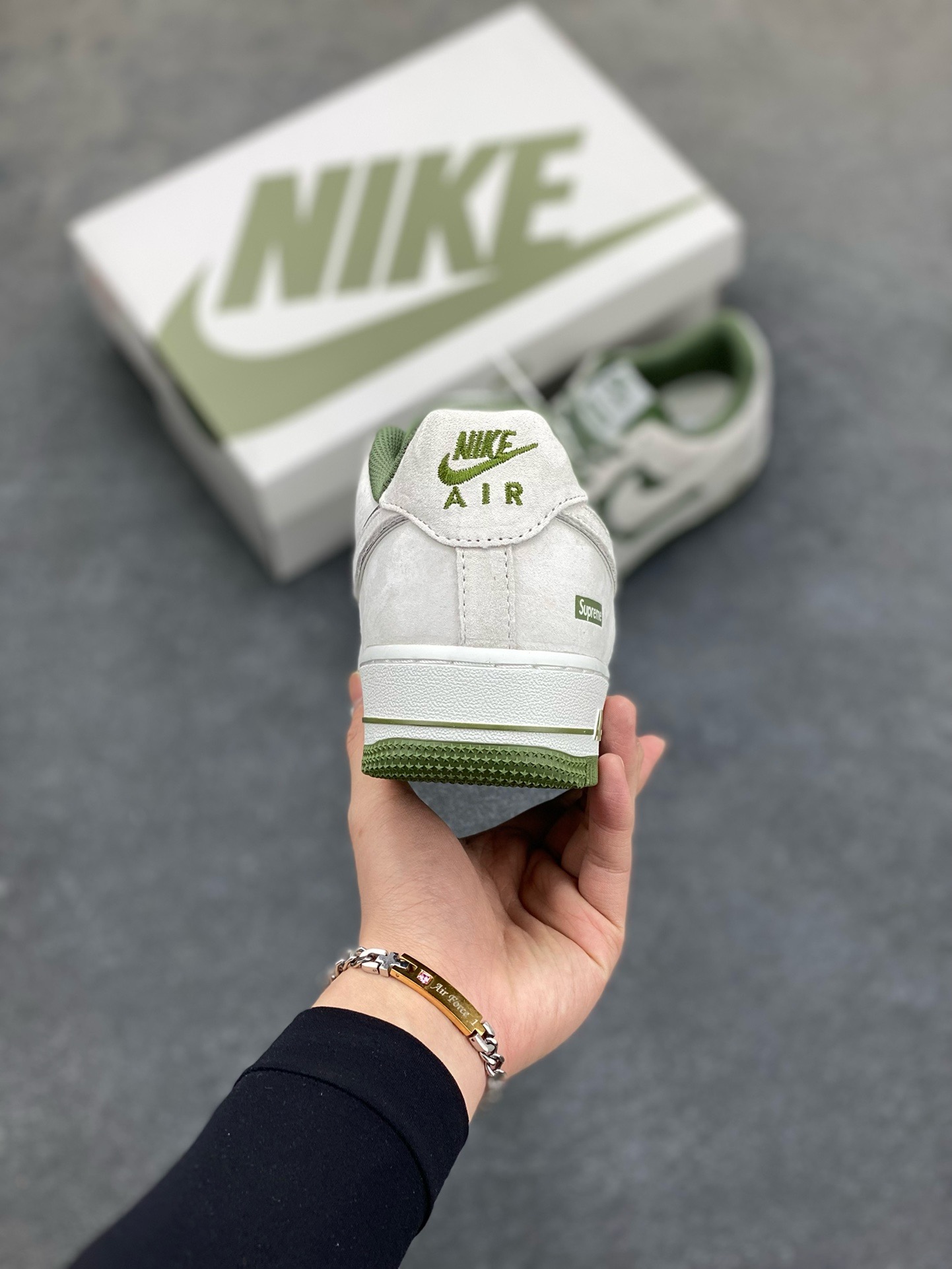 图片[4]-福利特价   Nike Air Force 1 07 Low “灰绿”全麂皮supreme联名秋冬 空军一号低帮休闲板鞋 3M反光 定制皮料 原盒原包装 原楦头原纸板 纯正版型 正品NFC感应芯片 内置全掌气垫 货号：ME2392-106 尺码：36 36.5 37.5 38 38.5 39 40 40.5 41 42 42.5 43 44 44.5 45-选品中心