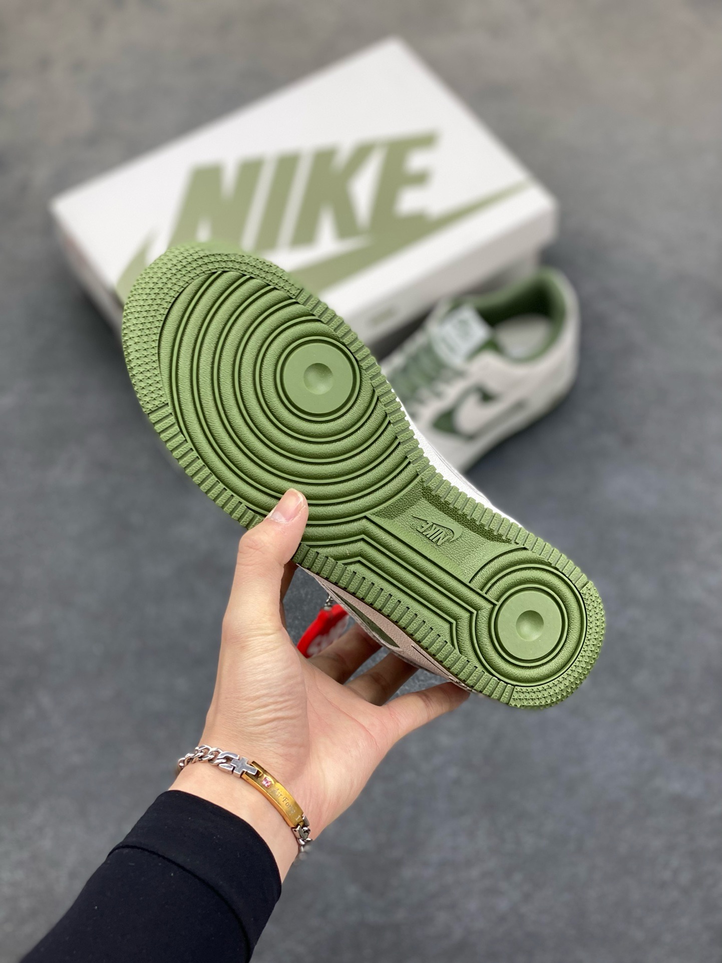 图片[5]-福利特价   Nike Air Force 1 07 Low “灰绿”全麂皮supreme联名秋冬 空军一号低帮休闲板鞋 3M反光 定制皮料 原盒原包装 原楦头原纸板 纯正版型 正品NFC感应芯片 内置全掌气垫 货号：ME2392-106 尺码：36 36.5 37.5 38 38.5 39 40 40.5 41 42 42.5 43 44 44.5 45-选品中心