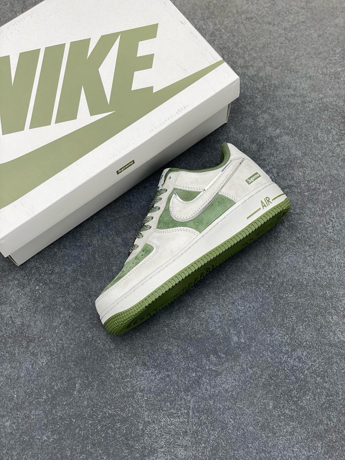 图片[7]-福利特价   Nike Air Force 1 07 Low “灰绿”全麂皮supreme联名秋冬 空军一号低帮休闲板鞋 3M反光 定制皮料 原盒原包装 原楦头原纸板 纯正版型 正品NFC感应芯片 内置全掌气垫 货号：ME2392-106 尺码：36 36.5 37.5 38 38.5 39 40 40.5 41 42 42.5 43 44 44.5 45-选品中心