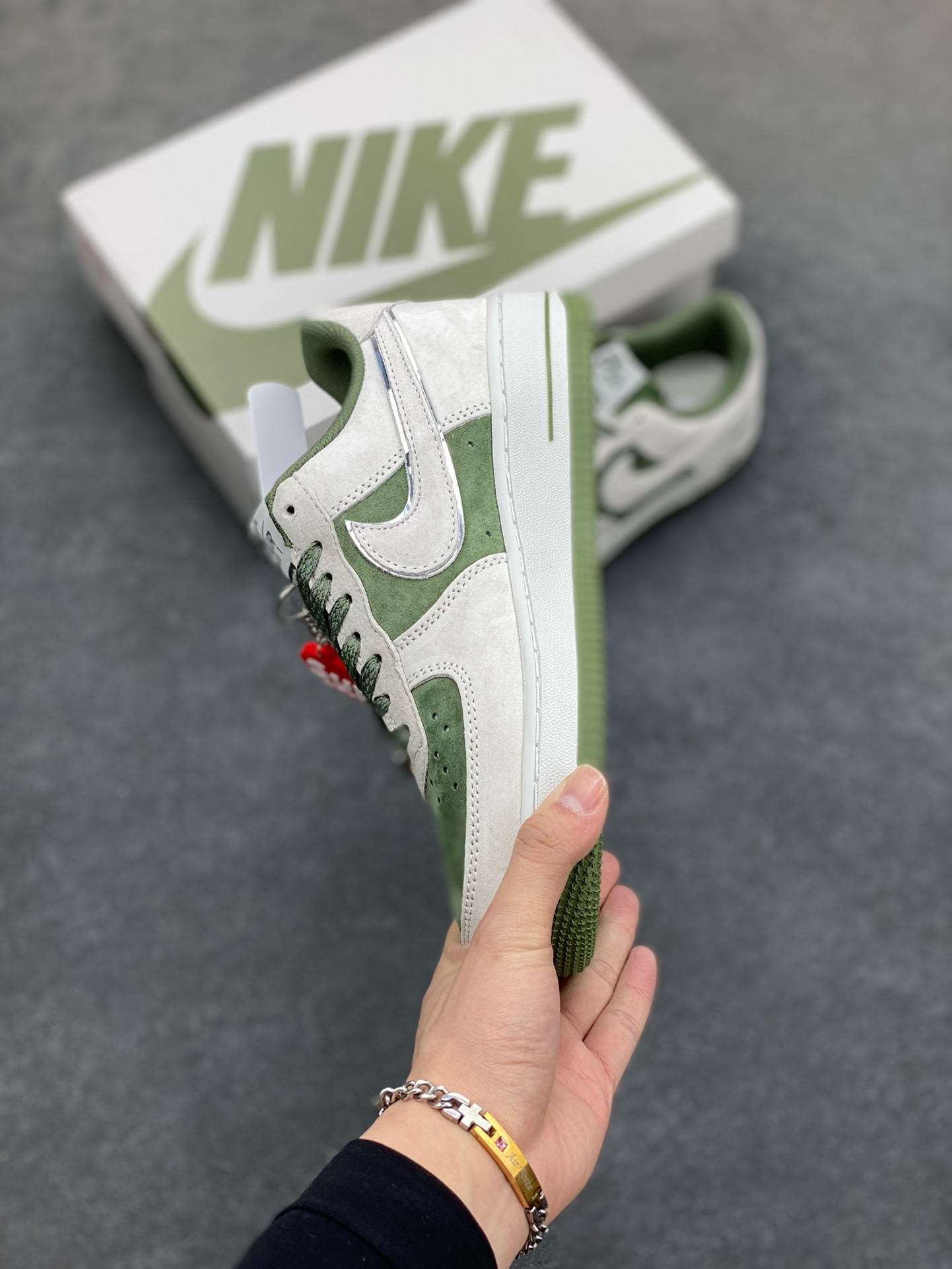 图片[3]-福利特价   Nike Air Force 1 07 Low “灰绿”全麂皮supreme联名秋冬 空军一号低帮休闲板鞋 3M反光 定制皮料 原盒原包装 原楦头原纸板 纯正版型 正品NFC感应芯片 内置全掌气垫 货号：ME2392-106 尺码：36 36.5 37.5 38 38.5 39 40 40.5 41 42 42.5 43 44 44.5 45-选品中心