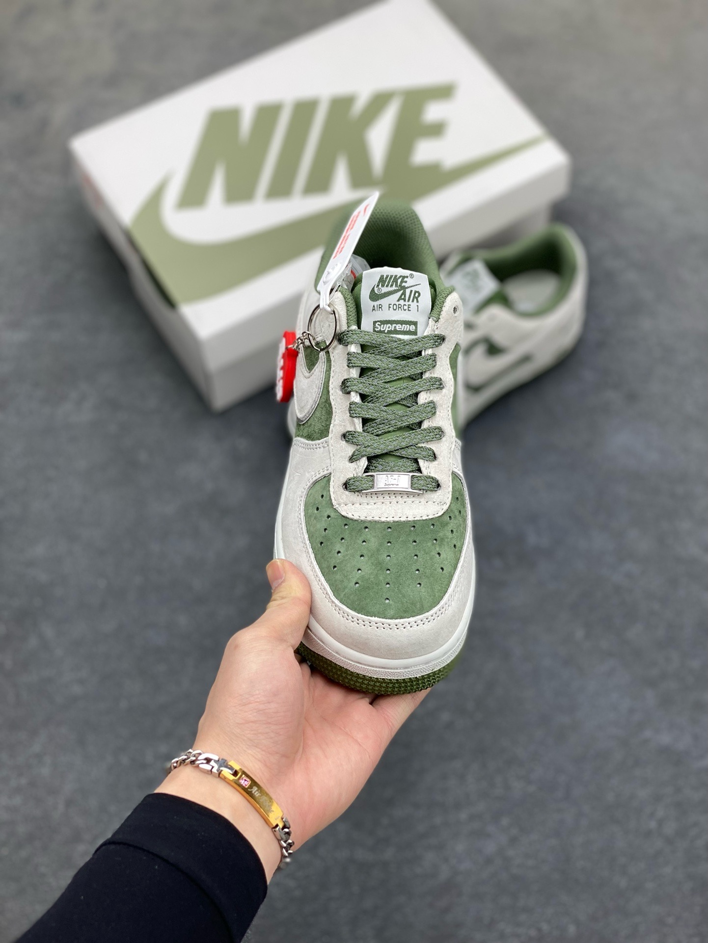 图片[2]-福利特价   Nike Air Force 1 07 Low “灰绿”全麂皮supreme联名秋冬 空军一号低帮休闲板鞋 3M反光 定制皮料 原盒原包装 原楦头原纸板 纯正版型 正品NFC感应芯片 内置全掌气垫 货号：ME2392-106 尺码：36 36.5 37.5 38 38.5 39 40 40.5 41 42 42.5 43 44 44.5 45-选品中心