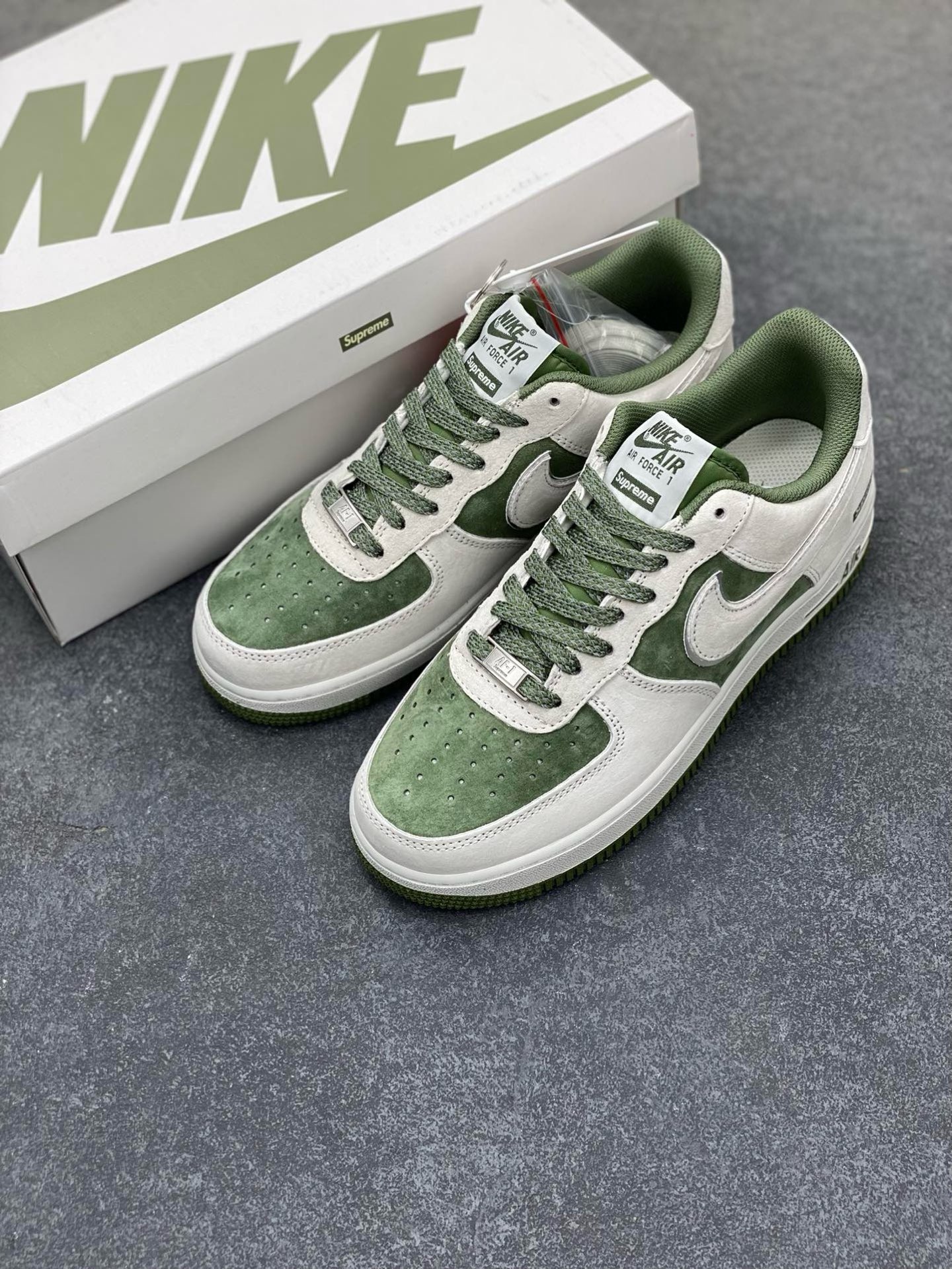图片[8]-福利特价   Nike Air Force 1 07 Low “灰绿”全麂皮supreme联名秋冬 空军一号低帮休闲板鞋 3M反光 定制皮料 原盒原包装 原楦头原纸板 纯正版型 正品NFC感应芯片 内置全掌气垫 货号：ME2392-106 尺码：36 36.5 37.5 38 38.5 39 40 40.5 41 42 42.5 43 44 44.5 45-选品中心