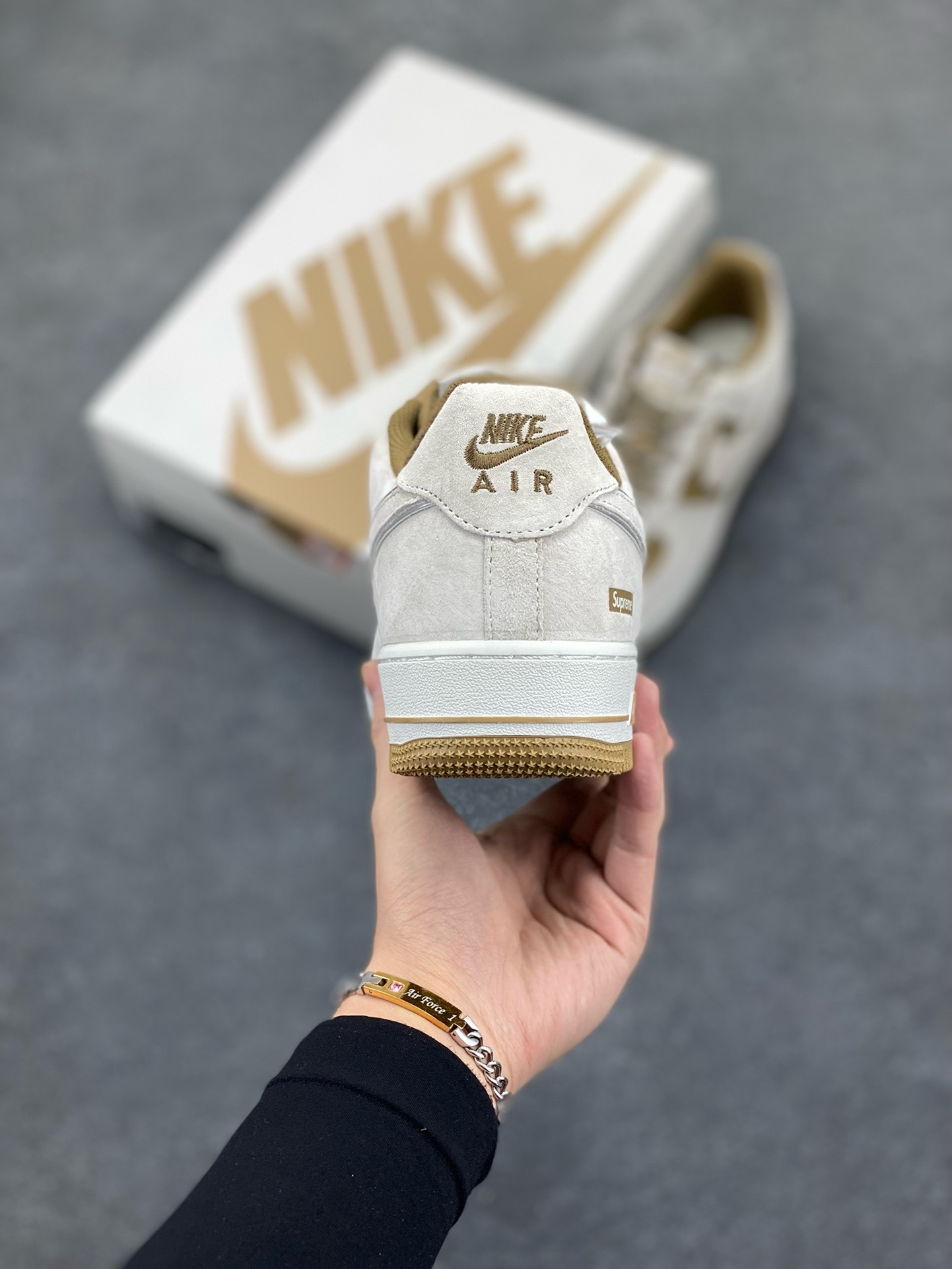 图片[4]-福利特价   Nike Air Force 1 07 Low “卡其灰”全麂皮supreme联名秋冬 空军一号低帮休闲板鞋 3M反光 定制皮料 原盒原包装 原楦头原纸板 纯正版型 正品NFC感应芯片 内置全掌气垫 货号：ME2392-101 尺码：36 36.5 37.5 38 38.5 39 40 40.5 41 42 42.5 43 44 44.5 45-选品中心
