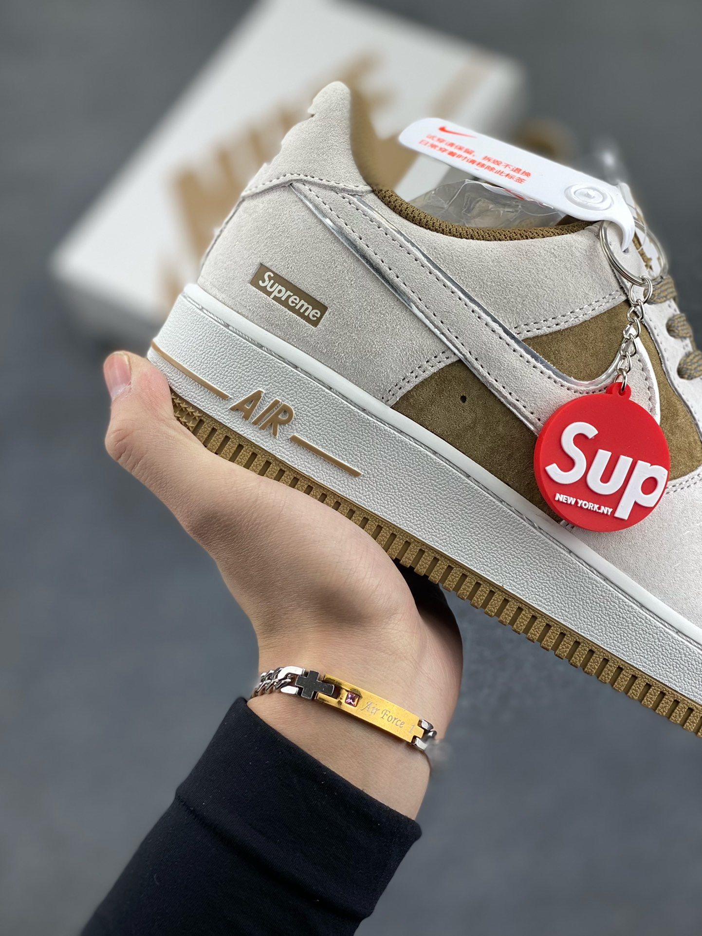 图片[6]-福利特价   Nike Air Force 1 07 Low “卡其灰”全麂皮supreme联名秋冬 空军一号低帮休闲板鞋 3M反光 定制皮料 原盒原包装 原楦头原纸板 纯正版型 正品NFC感应芯片 内置全掌气垫 货号：ME2392-101 尺码：36 36.5 37.5 38 38.5 39 40 40.5 41 42 42.5 43 44 44.5 45-选品中心