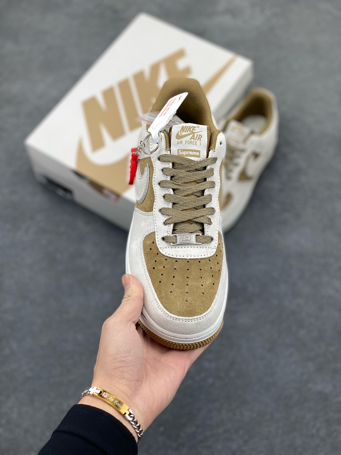 图片[2]-福利特价   Nike Air Force 1 07 Low “卡其灰”全麂皮supreme联名秋冬 空军一号低帮休闲板鞋 3M反光 定制皮料 原盒原包装 原楦头原纸板 纯正版型 正品NFC感应芯片 内置全掌气垫 货号：ME2392-101 尺码：36 36.5 37.5 38 38.5 39 40 40.5 41 42 42.5 43 44 44.5 45-选品中心
