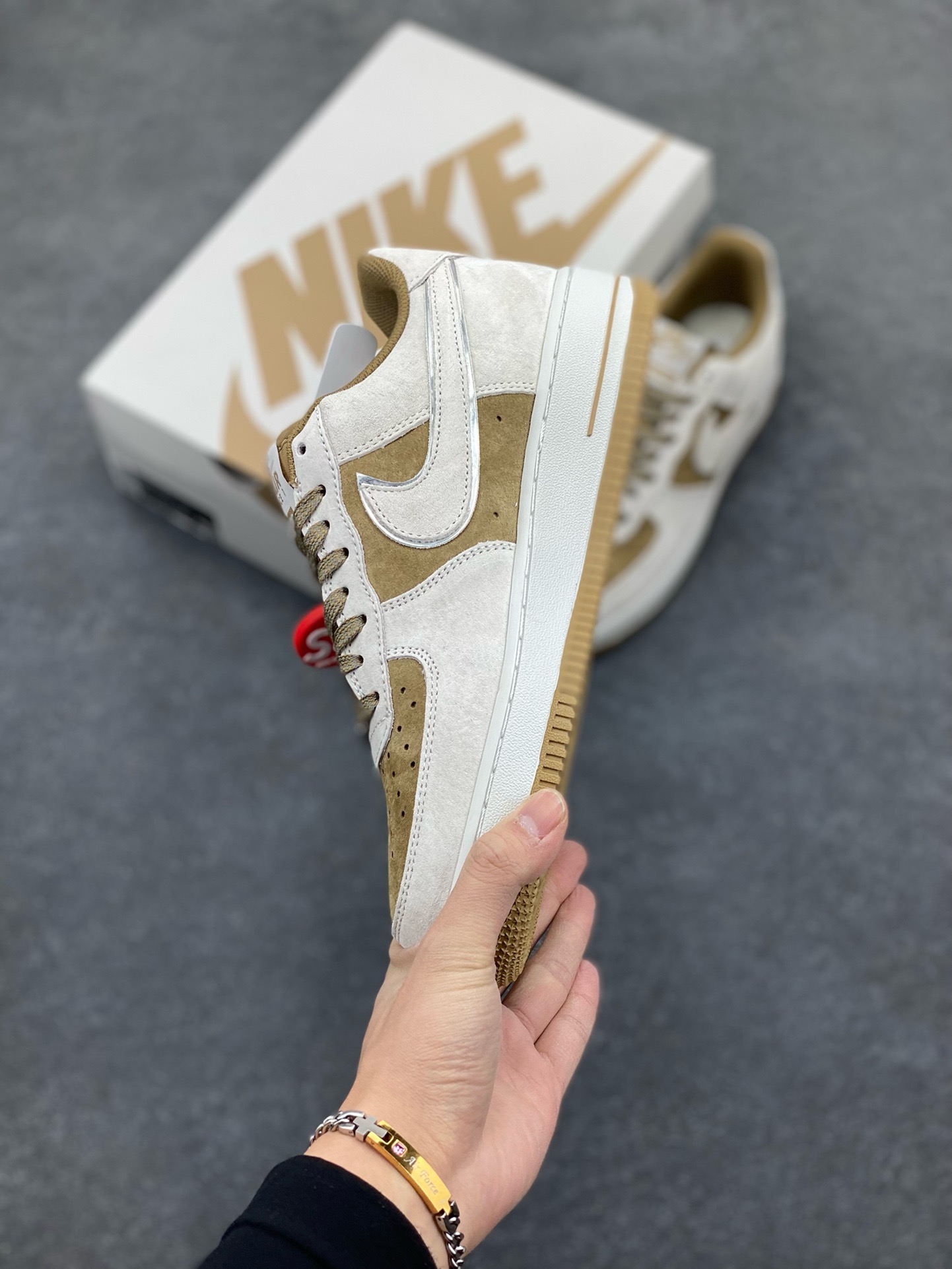 图片[3]-福利特价   Nike Air Force 1 07 Low “卡其灰”全麂皮supreme联名秋冬 空军一号低帮休闲板鞋 3M反光 定制皮料 原盒原包装 原楦头原纸板 纯正版型 正品NFC感应芯片 内置全掌气垫 货号：ME2392-101 尺码：36 36.5 37.5 38 38.5 39 40 40.5 41 42 42.5 43 44 44.5 45-选品中心