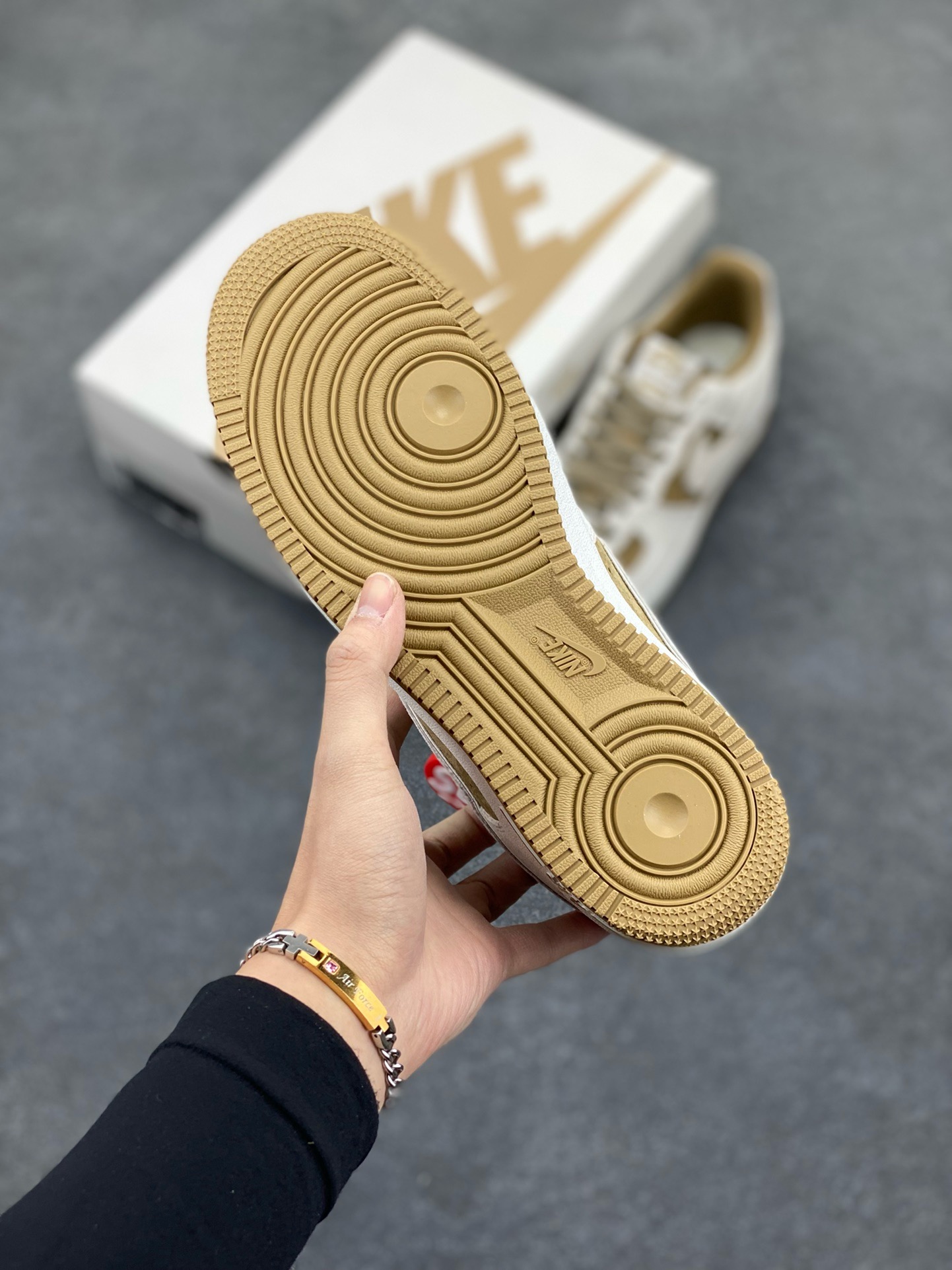 图片[5]-福利特价   Nike Air Force 1 07 Low “卡其灰”全麂皮supreme联名秋冬 空军一号低帮休闲板鞋 3M反光 定制皮料 原盒原包装 原楦头原纸板 纯正版型 正品NFC感应芯片 内置全掌气垫 货号：ME2392-101 尺码：36 36.5 37.5 38 38.5 39 40 40.5 41 42 42.5 43 44 44.5 45-选品中心