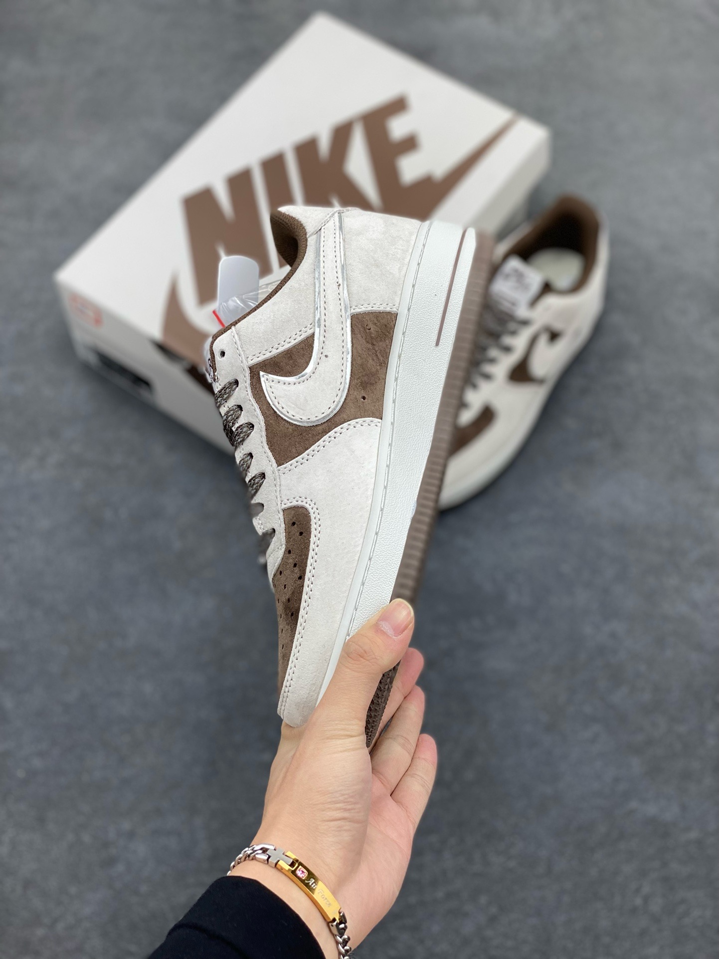 图片[3]-福利特价   Nike Air Force 1 07 Low “灰咖色”全麂皮supreme联名秋冬 空军一号低帮休闲板鞋 3M反光 定制皮料 原盒原包装 原楦头原纸板 纯正版型 正品NFC感应芯片 内置全掌气垫 货号：ME2392-102 尺码：36 36.5 37.5 38 38.5 39 40 40.5 41 42 42.5 43 44 44.5 45-选品中心