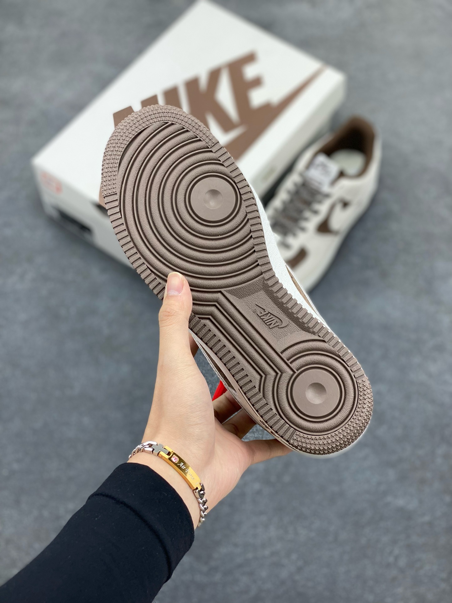 图片[5]-福利特价   Nike Air Force 1 07 Low “灰咖色”全麂皮supreme联名秋冬 空军一号低帮休闲板鞋 3M反光 定制皮料 原盒原包装 原楦头原纸板 纯正版型 正品NFC感应芯片 内置全掌气垫 货号：ME2392-102 尺码：36 36.5 37.5 38 38.5 39 40 40.5 41 42 42.5 43 44 44.5 45-选品中心