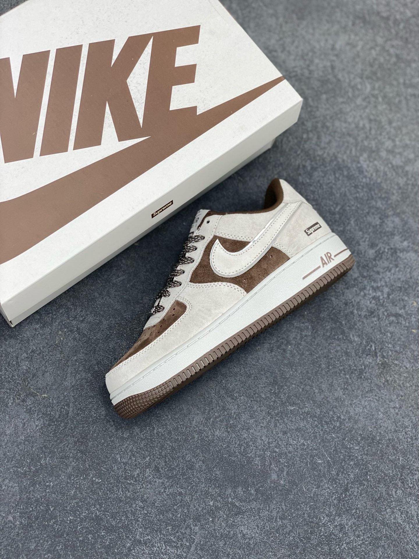 图片[7]-福利特价   Nike Air Force 1 07 Low “灰咖色”全麂皮supreme联名秋冬 空军一号低帮休闲板鞋 3M反光 定制皮料 原盒原包装 原楦头原纸板 纯正版型 正品NFC感应芯片 内置全掌气垫 货号：ME2392-102 尺码：36 36.5 37.5 38 38.5 39 40 40.5 41 42 42.5 43 44 44.5 45-选品中心