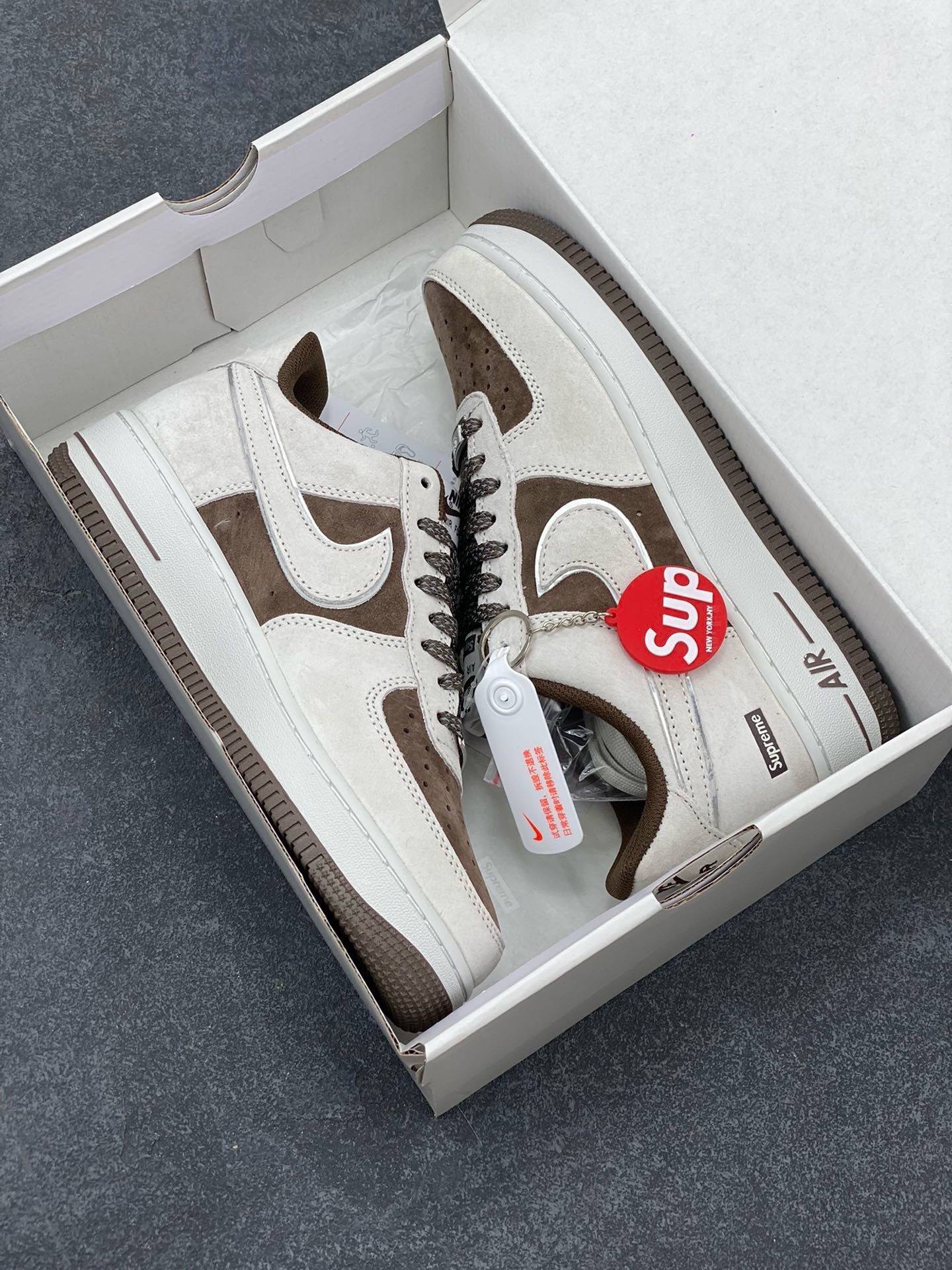 图片[9]-福利特价   Nike Air Force 1 07 Low “灰咖色”全麂皮supreme联名秋冬 空军一号低帮休闲板鞋 3M反光 定制皮料 原盒原包装 原楦头原纸板 纯正版型 正品NFC感应芯片 内置全掌气垫 货号：ME2392-102 尺码：36 36.5 37.5 38 38.5 39 40 40.5 41 42 42.5 43 44 44.5 45-选品中心