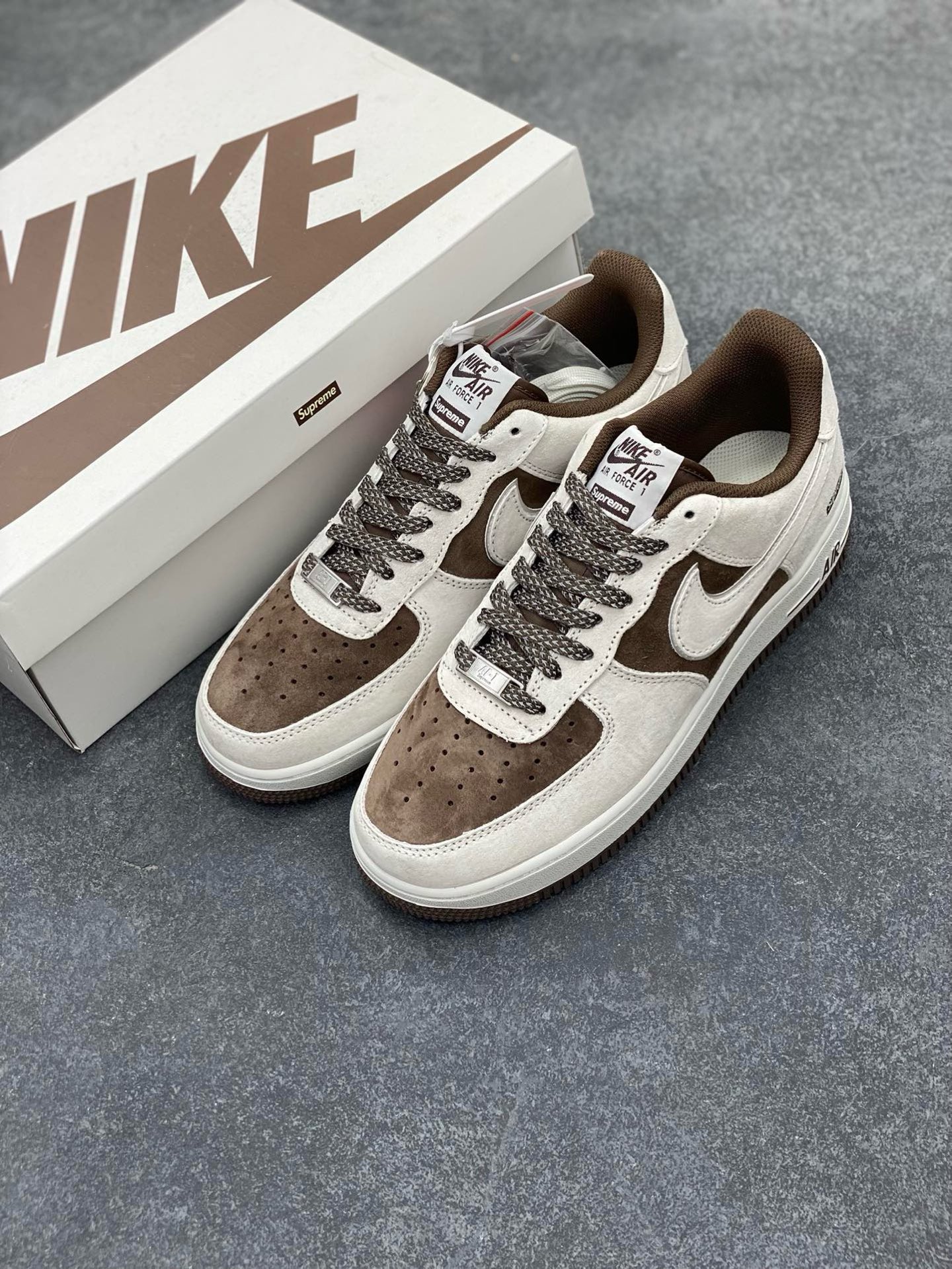 图片[8]-福利特价   Nike Air Force 1 07 Low “灰咖色”全麂皮supreme联名秋冬 空军一号低帮休闲板鞋 3M反光 定制皮料 原盒原包装 原楦头原纸板 纯正版型 正品NFC感应芯片 内置全掌气垫 货号：ME2392-102 尺码：36 36.5 37.5 38 38.5 39 40 40.5 41 42 42.5 43 44 44.5 45-选品中心