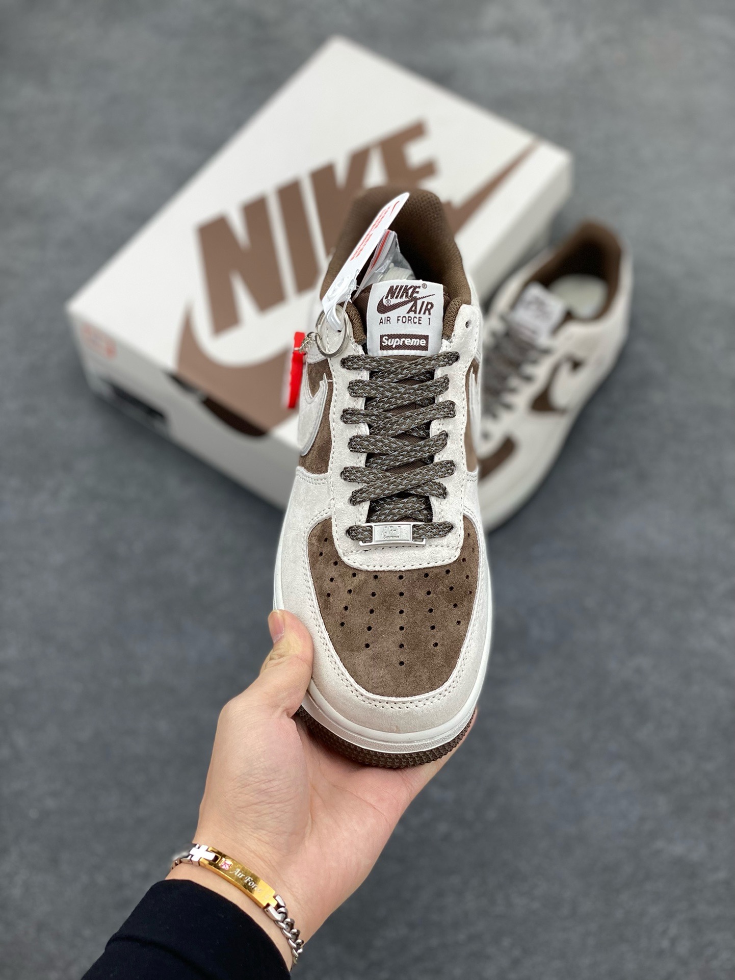 图片[2]-福利特价   Nike Air Force 1 07 Low “灰咖色”全麂皮supreme联名秋冬 空军一号低帮休闲板鞋 3M反光 定制皮料 原盒原包装 原楦头原纸板 纯正版型 正品NFC感应芯片 内置全掌气垫 货号：ME2392-102 尺码：36 36.5 37.5 38 38.5 39 40 40.5 41 42 42.5 43 44 44.5 45-选品中心