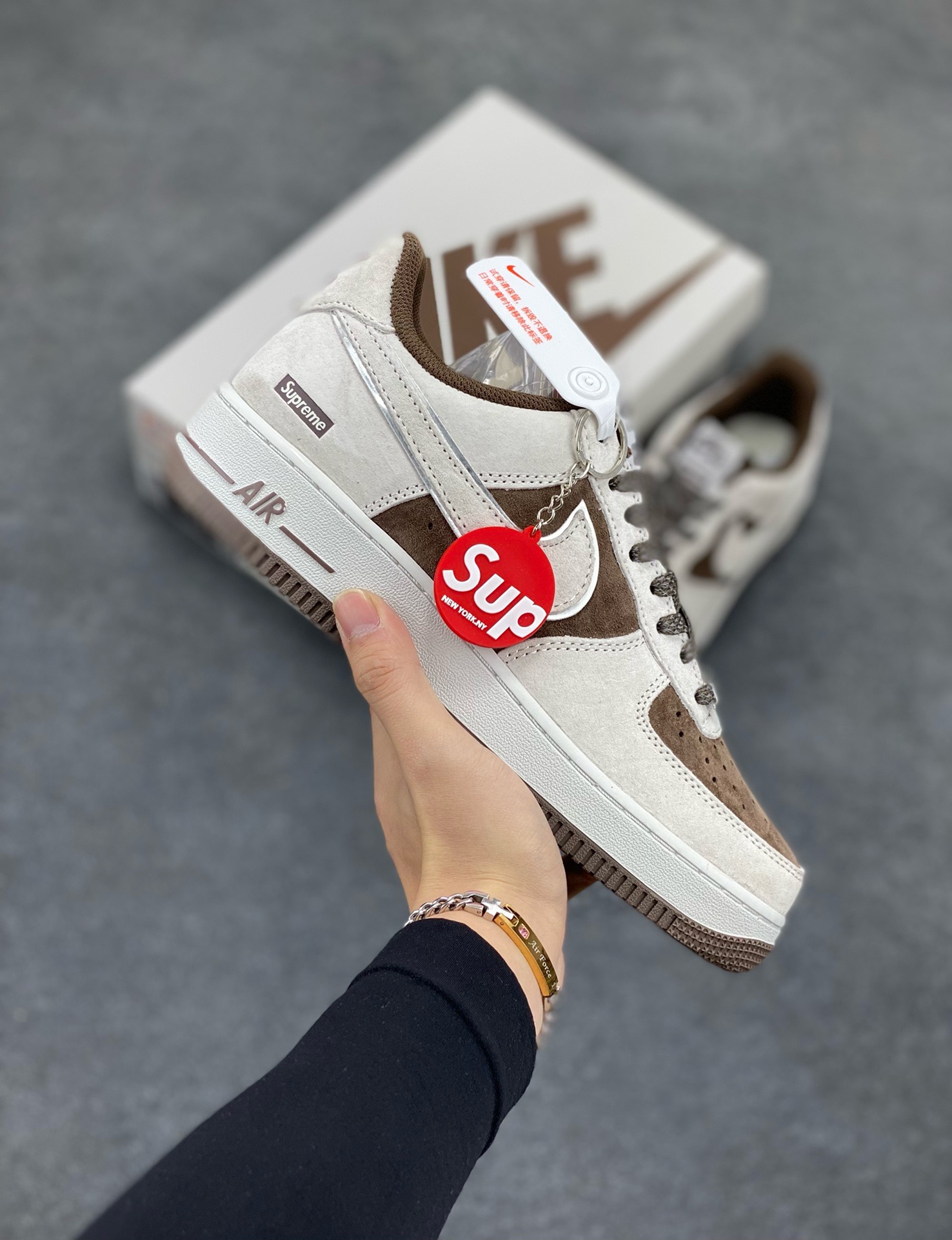 福利特价   Nike Air Force 1 07 Low “灰咖色”全麂皮supreme联名秋冬 空军一号低帮休闲板鞋 3M反光 定制皮料 原盒原包装 原楦头原纸板 纯正版型 正品NFC感应芯片 内置全掌气垫 货号：ME2392-102 尺码：36 36.5 37.5 38 38.5 39 40 40.5 41 42 42.5 43 44 44.5 45-选品中心