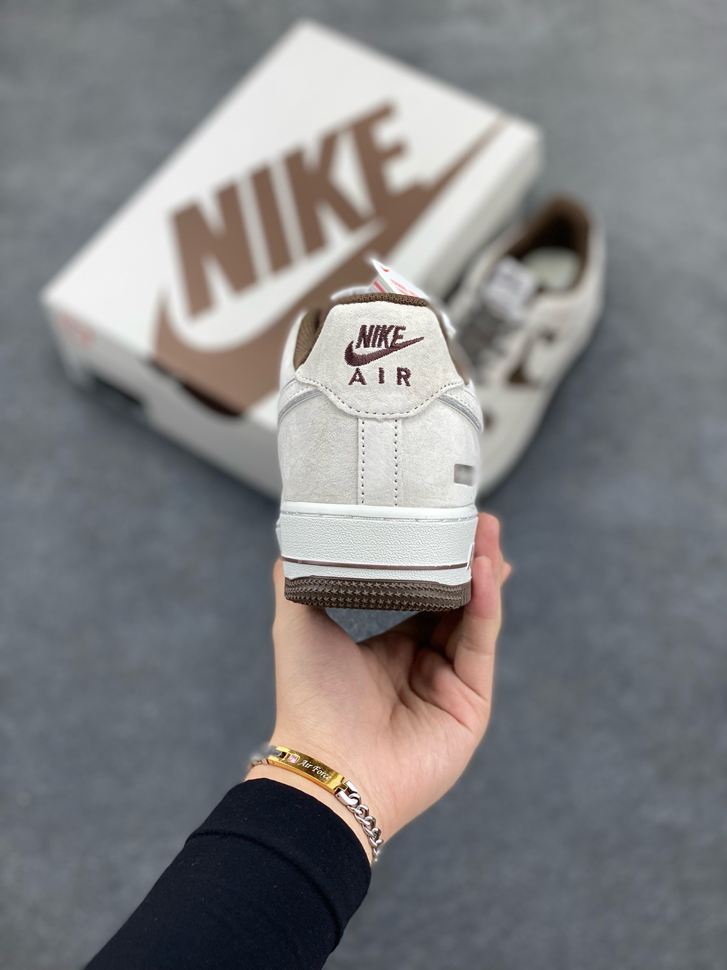 图片[4]-福利特价   Nike Air Force 1 07 Low “灰咖色”全麂皮supreme联名秋冬 空军一号低帮休闲板鞋 3M反光 定制皮料 原盒原包装 原楦头原纸板 纯正版型 正品NFC感应芯片 内置全掌气垫 货号：ME2392-102 尺码：36 36.5 37.5 38 38.5 39 40 40.5 41 42 42.5 43 44 44.5 45-选品中心