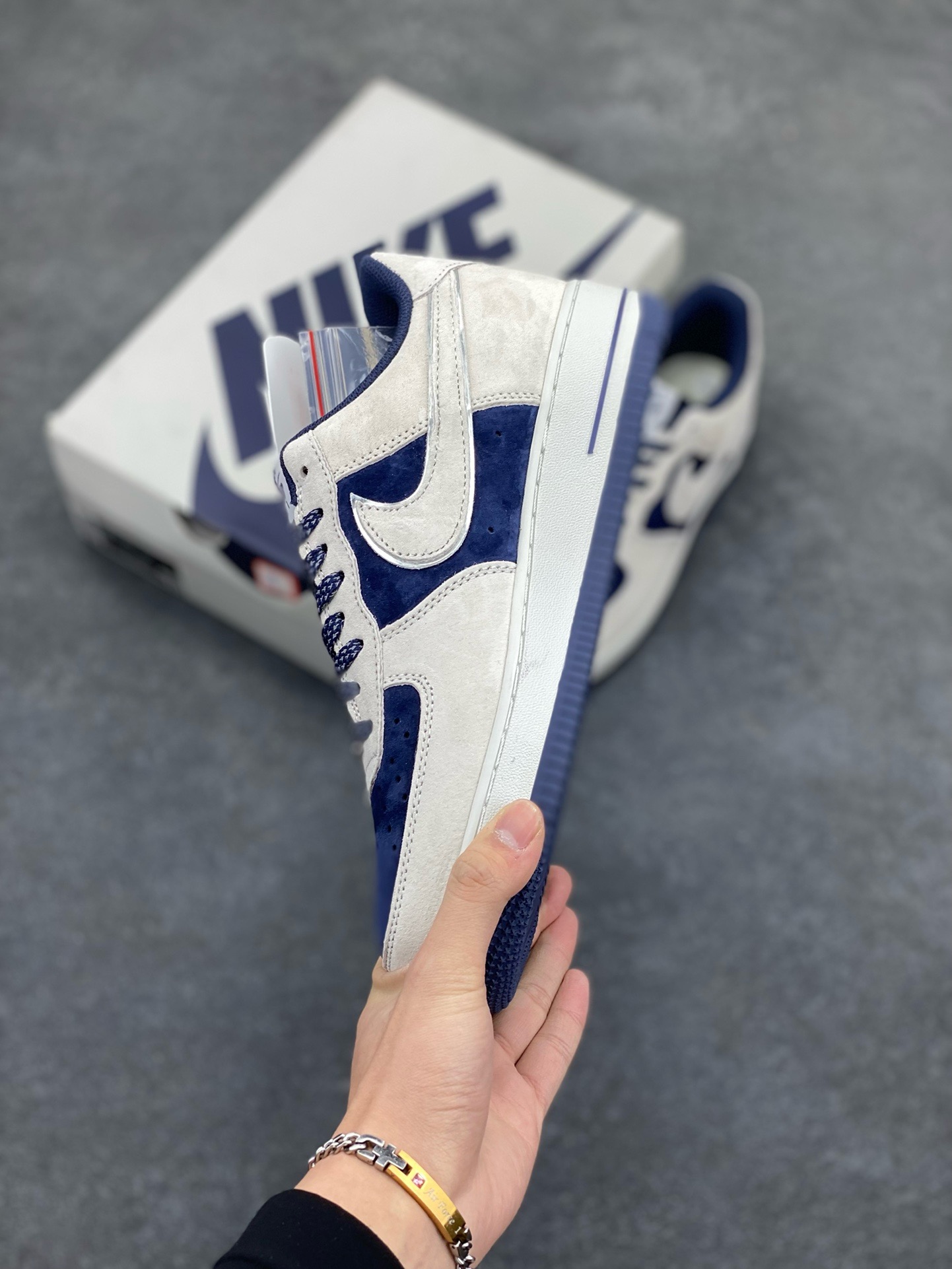 图片[3]-福利特价   Nike Air Force 1 07 Low “深蓝色”全麂皮supreme联名秋冬 空军一号低帮休闲板鞋 3M反光 定制皮料 原盒原包装 原楦头原纸板 纯正版型 正品NFC感应芯片 内置全掌气垫 货号：ME2392-103 尺码：36 36.5 37.5 38 38.5 39 40 40.5 41 42 42.5 43 44 44.5 45-选品中心