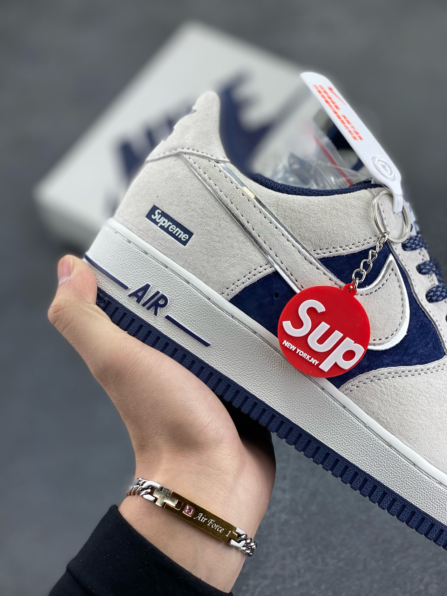 图片[6]-福利特价   Nike Air Force 1 07 Low “深蓝色”全麂皮supreme联名秋冬 空军一号低帮休闲板鞋 3M反光 定制皮料 原盒原包装 原楦头原纸板 纯正版型 正品NFC感应芯片 内置全掌气垫 货号：ME2392-103 尺码：36 36.5 37.5 38 38.5 39 40 40.5 41 42 42.5 43 44 44.5 45-选品中心