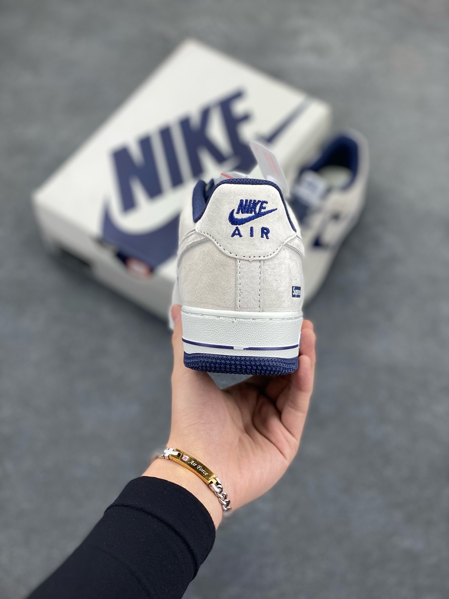 图片[4]-福利特价   Nike Air Force 1 07 Low “深蓝色”全麂皮supreme联名秋冬 空军一号低帮休闲板鞋 3M反光 定制皮料 原盒原包装 原楦头原纸板 纯正版型 正品NFC感应芯片 内置全掌气垫 货号：ME2392-103 尺码：36 36.5 37.5 38 38.5 39 40 40.5 41 42 42.5 43 44 44.5 45-选品中心
