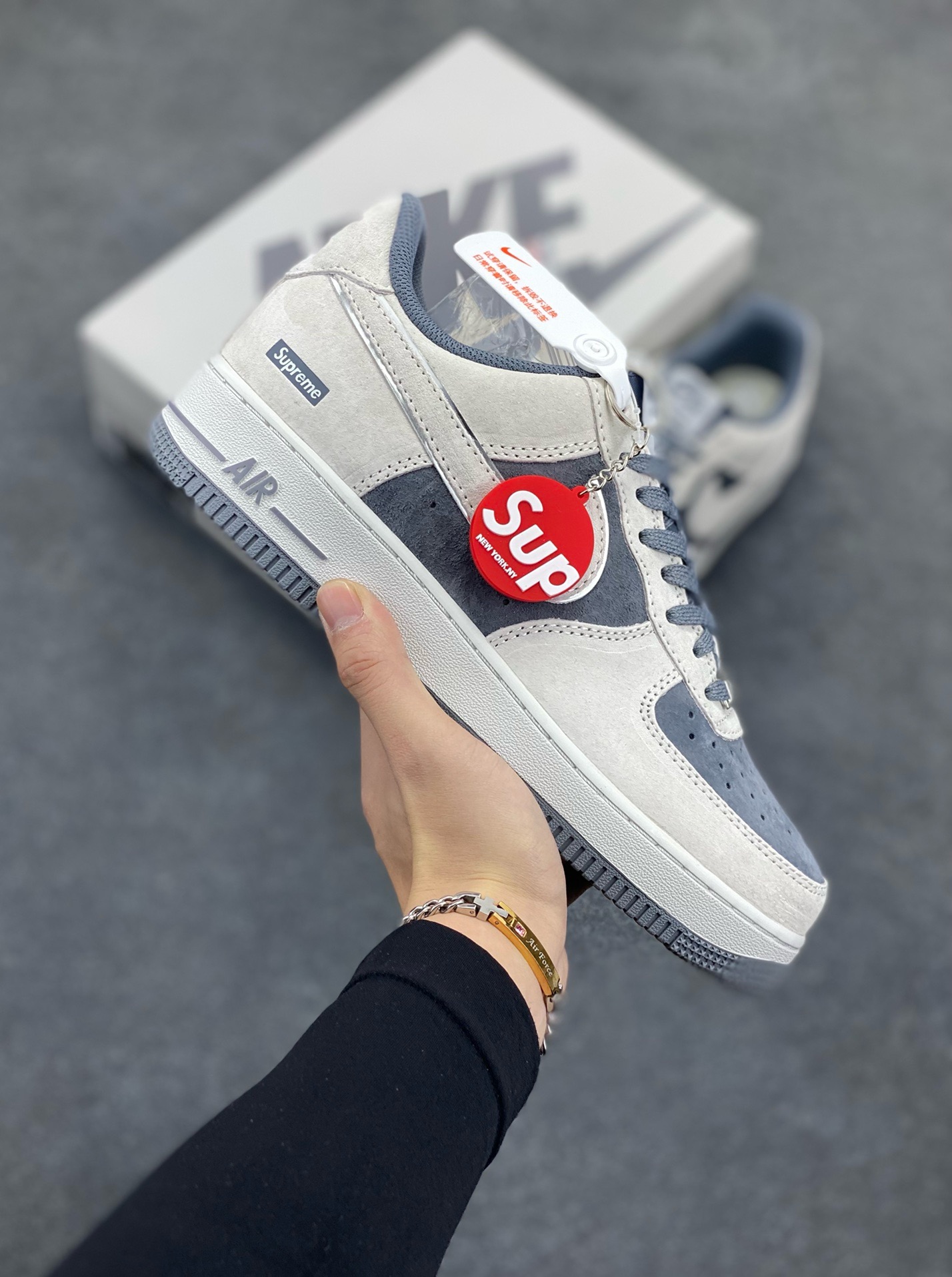 福利特价   Nike Air Force 1 07 Low “深灰色”全麂皮supreme联名秋冬 空军一号低帮休闲板鞋 3M反光 定制皮料 原盒原包装 原楦头原纸板 纯正版型 正品NFC感应芯片 内置全掌气垫 货号：ME2392-107 尺码：36 36.5 37.5 38 38.5 39 40 40.5 41 42 42.5 43 44 44.5 45-选品中心