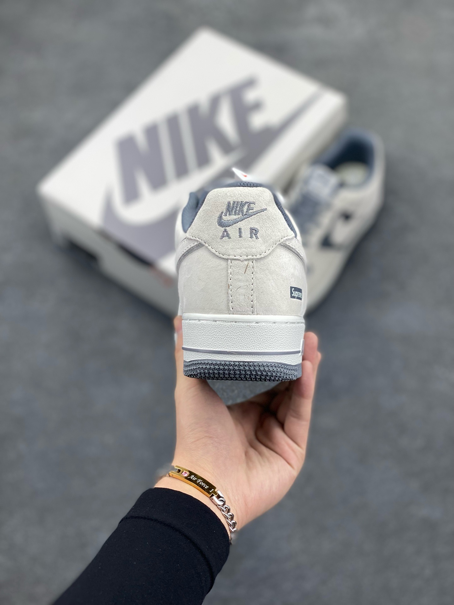 图片[4]-福利特价   Nike Air Force 1 07 Low “深灰色”全麂皮supreme联名秋冬 空军一号低帮休闲板鞋 3M反光 定制皮料 原盒原包装 原楦头原纸板 纯正版型 正品NFC感应芯片 内置全掌气垫 货号：ME2392-107 尺码：36 36.5 37.5 38 38.5 39 40 40.5 41 42 42.5 43 44 44.5 45-选品中心