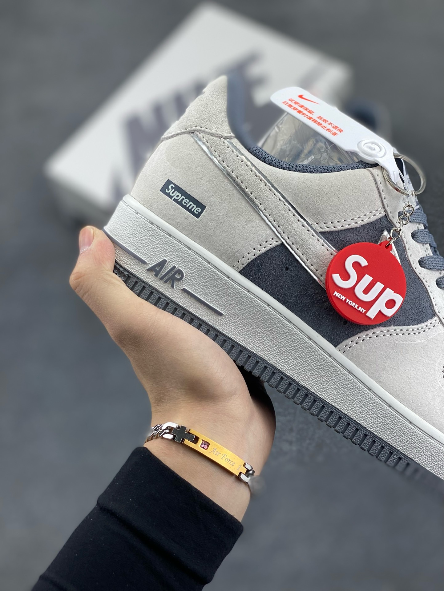 图片[6]-福利特价   Nike Air Force 1 07 Low “深灰色”全麂皮supreme联名秋冬 空军一号低帮休闲板鞋 3M反光 定制皮料 原盒原包装 原楦头原纸板 纯正版型 正品NFC感应芯片 内置全掌气垫 货号：ME2392-107 尺码：36 36.5 37.5 38 38.5 39 40 40.5 41 42 42.5 43 44 44.5 45-选品中心